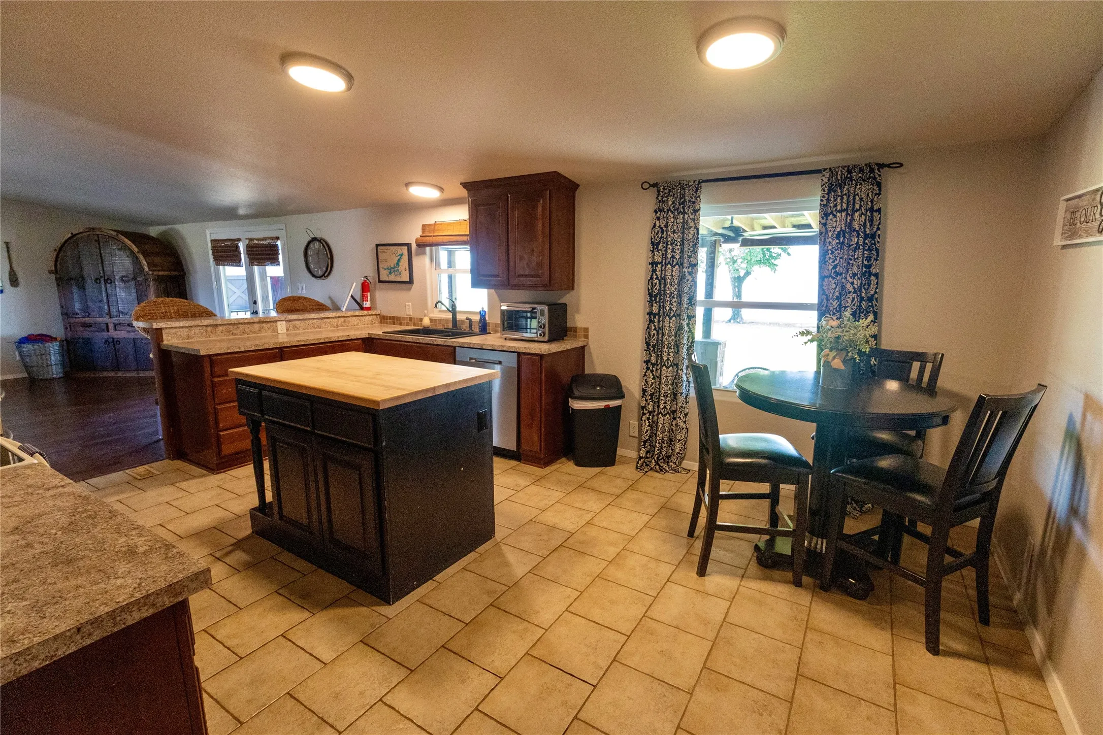 Manufactured Home For Sale in Palo Pinto County , 1047 Airport Road, Graford, Texas 76449, 3 Bedroom, 2 Bathroom, 2 Garage spaces, 2,016 Sqft, built in 2000, mls#21338578, Real Estate Agent in Graford, Homes For Sale in Palo Pinto county, Homes For Sale in Graford, Realtor in Graford Texas, Real Estate Brokerage Independent Realty Texas, Luminita Cordes Realtor