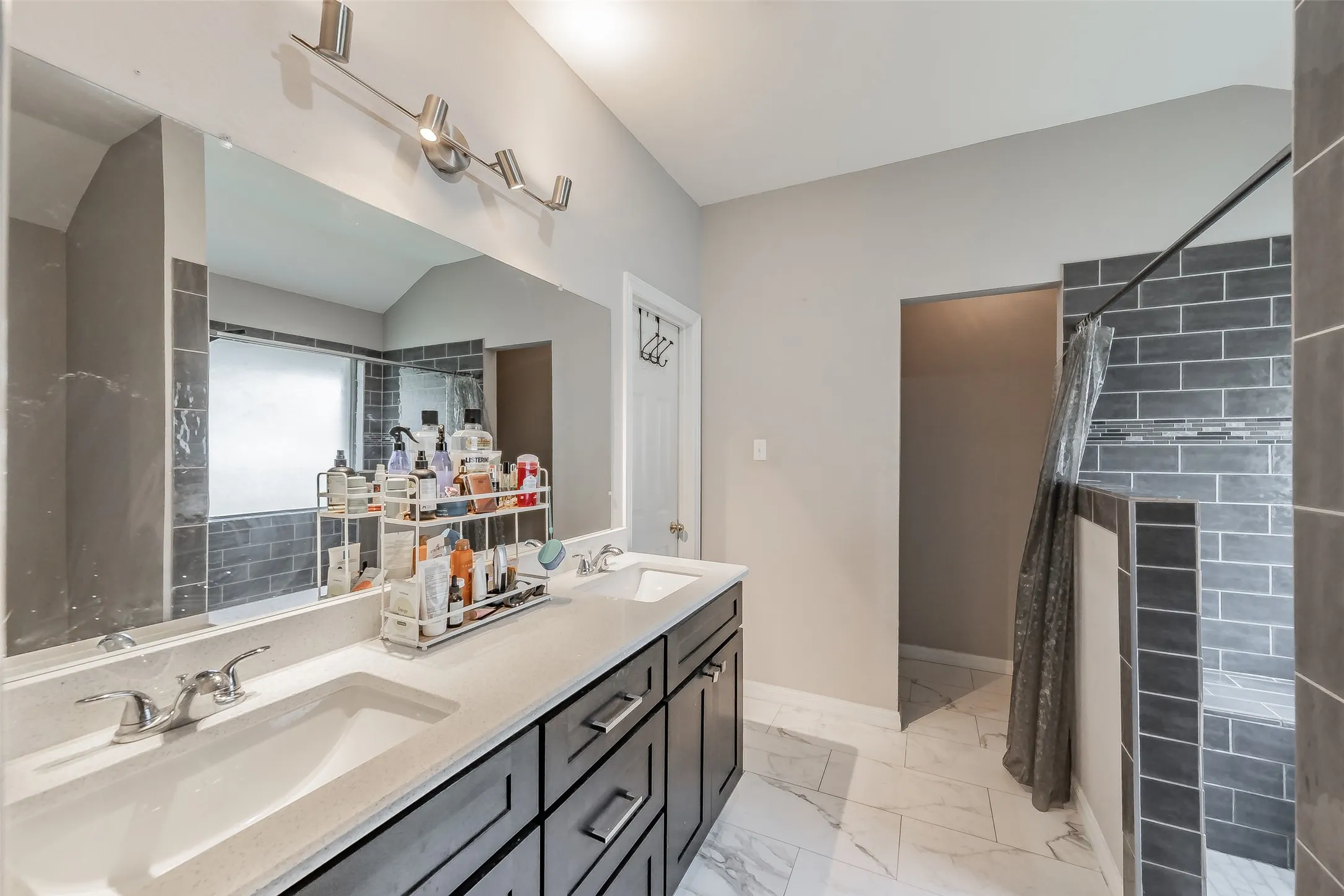 Single Family Residence For Sale in Tarrant County , 137 Roberts Drive, Saginaw, Texas 76179, 3 Bedroom, 2 Bathroom, 2 Garage spaces, 1,707 Sqft, built in 1999, mls#21340868, Real Estate Agent in Saginaw, Homes For Sale in Tarrant county, Homes For Sale in Saginaw, Realtor in Saginaw Texas, Real Estate Brokerage Independent Realty Texas, Luminita Cordes Realtor