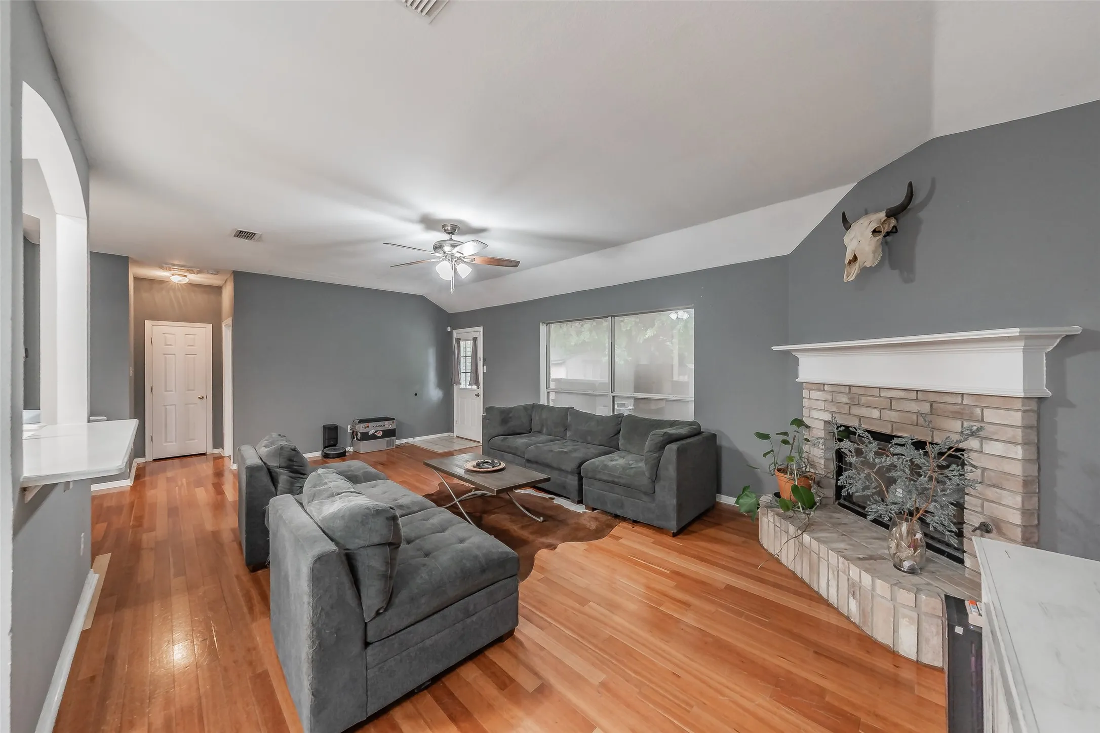 Single Family Residence For Sale in Tarrant County , 137 Roberts Drive, Saginaw, Texas 76179, 3 Bedroom, 2 Bathroom, 2 Garage spaces, 1,707 Sqft, built in 1999, mls#21340868, Real Estate Agent in Saginaw, Homes For Sale in Tarrant county, Homes For Sale in Saginaw, Realtor in Saginaw Texas, Real Estate Brokerage Independent Realty Texas, Luminita Cordes Realtor