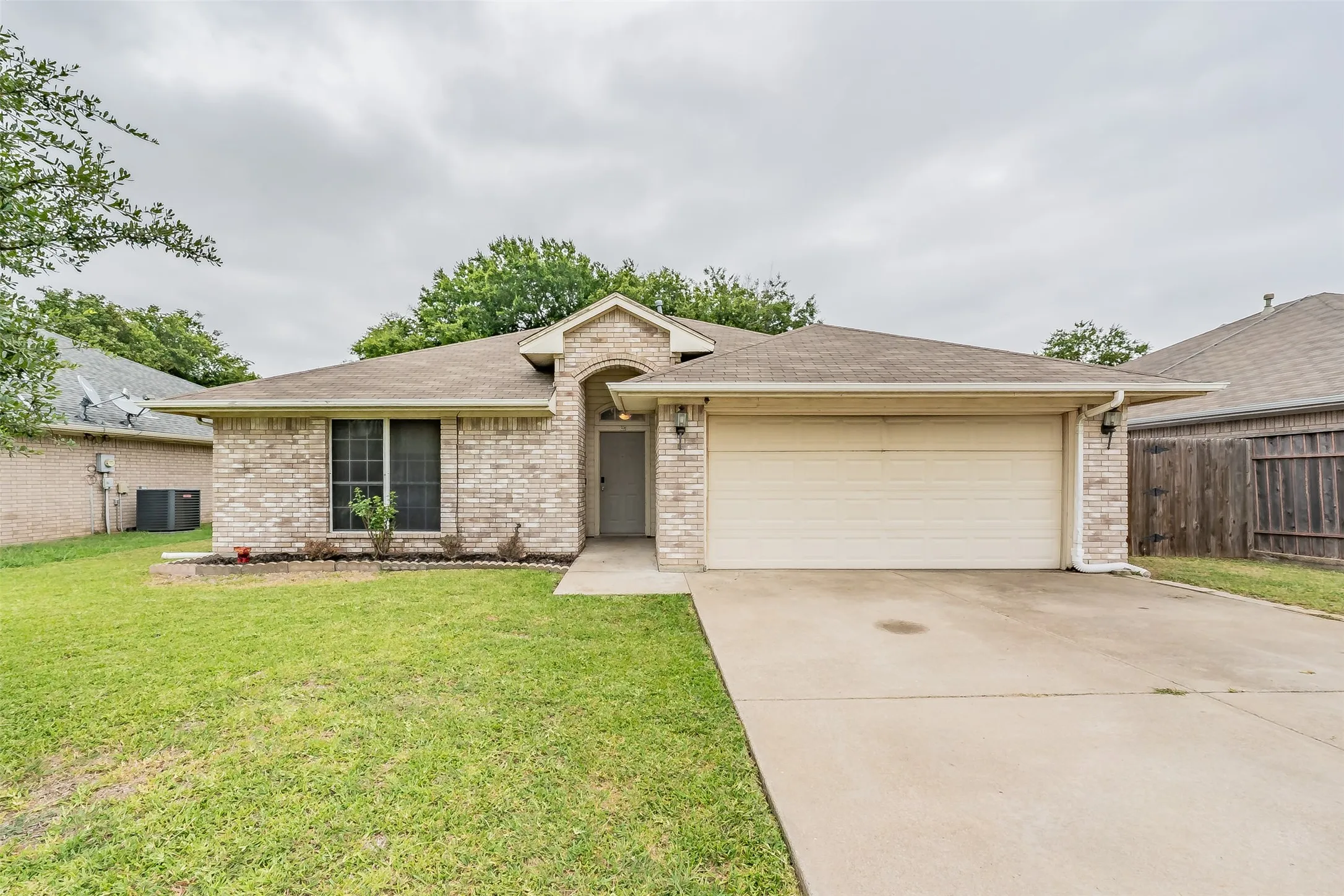Single Family Residence For Sale in Tarrant County , 137 Roberts Drive, Saginaw, Texas 76179, 3 Bedroom, 2 Bathroom, 2 Garage spaces, 1,707 Sqft, built in 1999, mls#21340868, Real Estate Agent in Saginaw, Homes For Sale in Tarrant county, Homes For Sale in Saginaw, Realtor in Saginaw Texas, Real Estate Brokerage Independent Realty Texas, Luminita Cordes Realtor