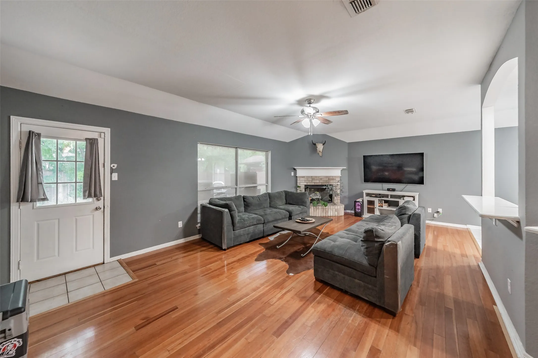 Single Family Residence For Sale in Tarrant County , 137 Roberts Drive, Saginaw, Texas 76179, 3 Bedroom, 2 Bathroom, 2 Garage spaces, 1,707 Sqft, built in 1999, mls#21340868, Real Estate Agent in Saginaw, Homes For Sale in Tarrant county, Homes For Sale in Saginaw, Realtor in Saginaw Texas, Real Estate Brokerage Independent Realty Texas, Luminita Cordes Realtor
