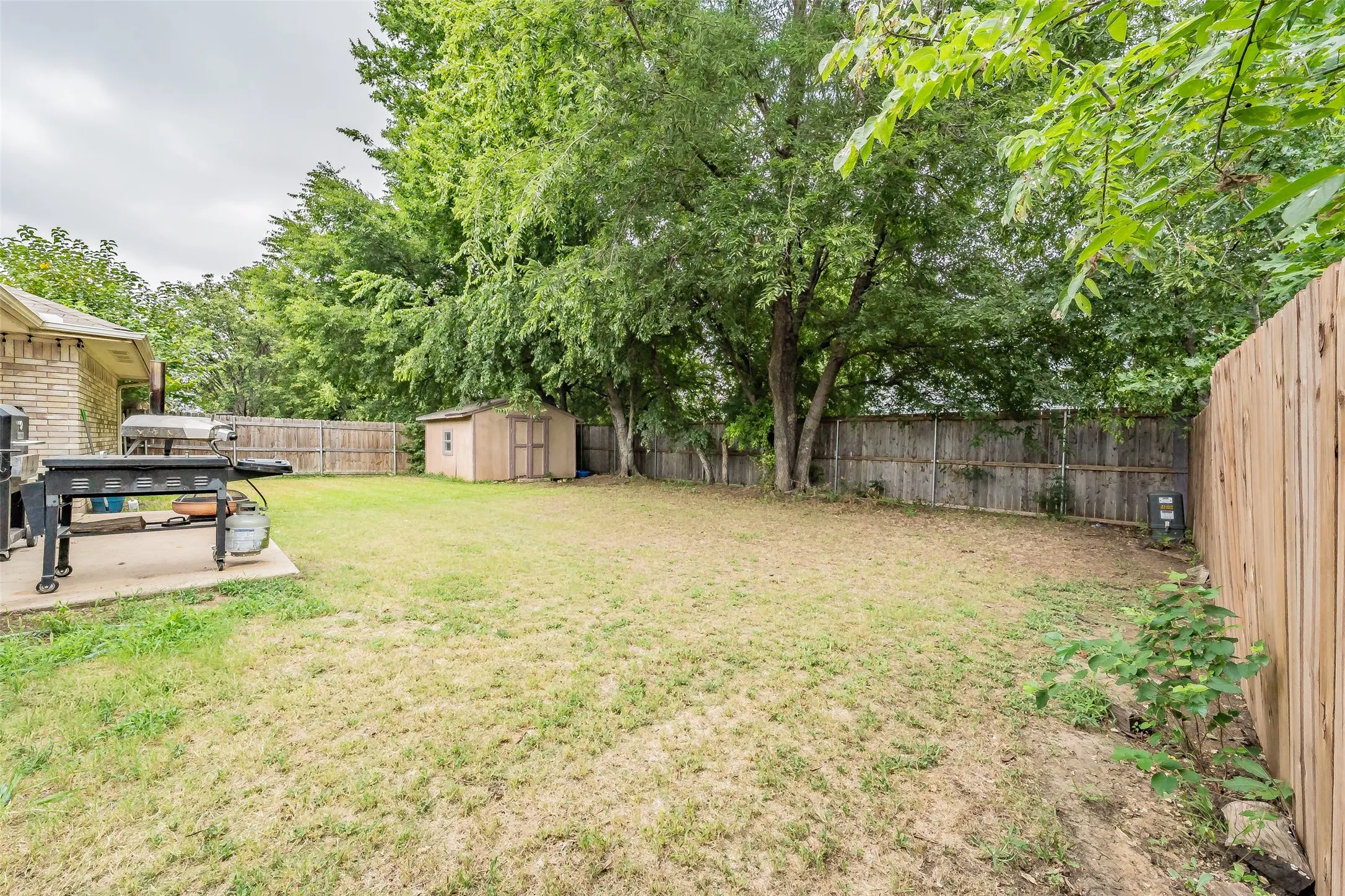 Single Family Residence For Sale in Tarrant County , 137 Roberts Drive, Saginaw, Texas 76179, 3 Bedroom, 2 Bathroom, 2 Garage spaces, 1,707 Sqft, built in 1999, mls#21340868, Real Estate Agent in Saginaw, Homes For Sale in Tarrant county, Homes For Sale in Saginaw, Realtor in Saginaw Texas, Real Estate Brokerage Independent Realty Texas, Luminita Cordes Realtor