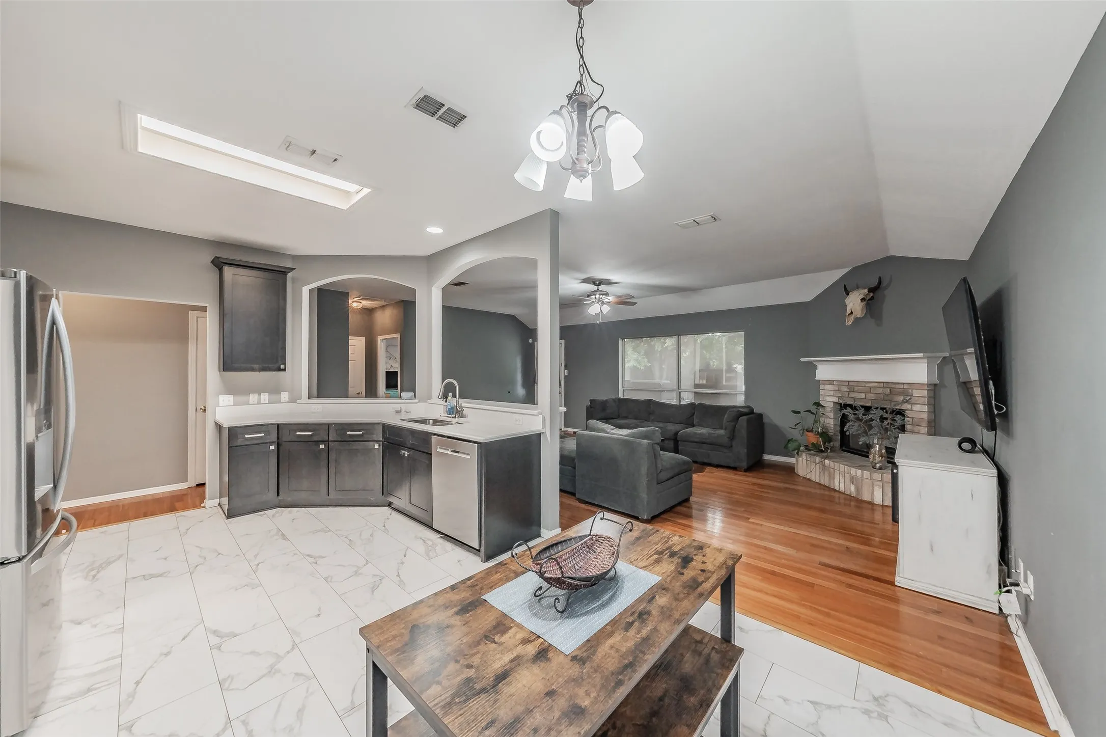 Single Family Residence For Sale in Tarrant County , 137 Roberts Drive, Saginaw, Texas 76179, 3 Bedroom, 2 Bathroom, 2 Garage spaces, 1,707 Sqft, built in 1999, mls#21340868, Real Estate Agent in Saginaw, Homes For Sale in Tarrant county, Homes For Sale in Saginaw, Realtor in Saginaw Texas, Real Estate Brokerage Independent Realty Texas, Luminita Cordes Realtor