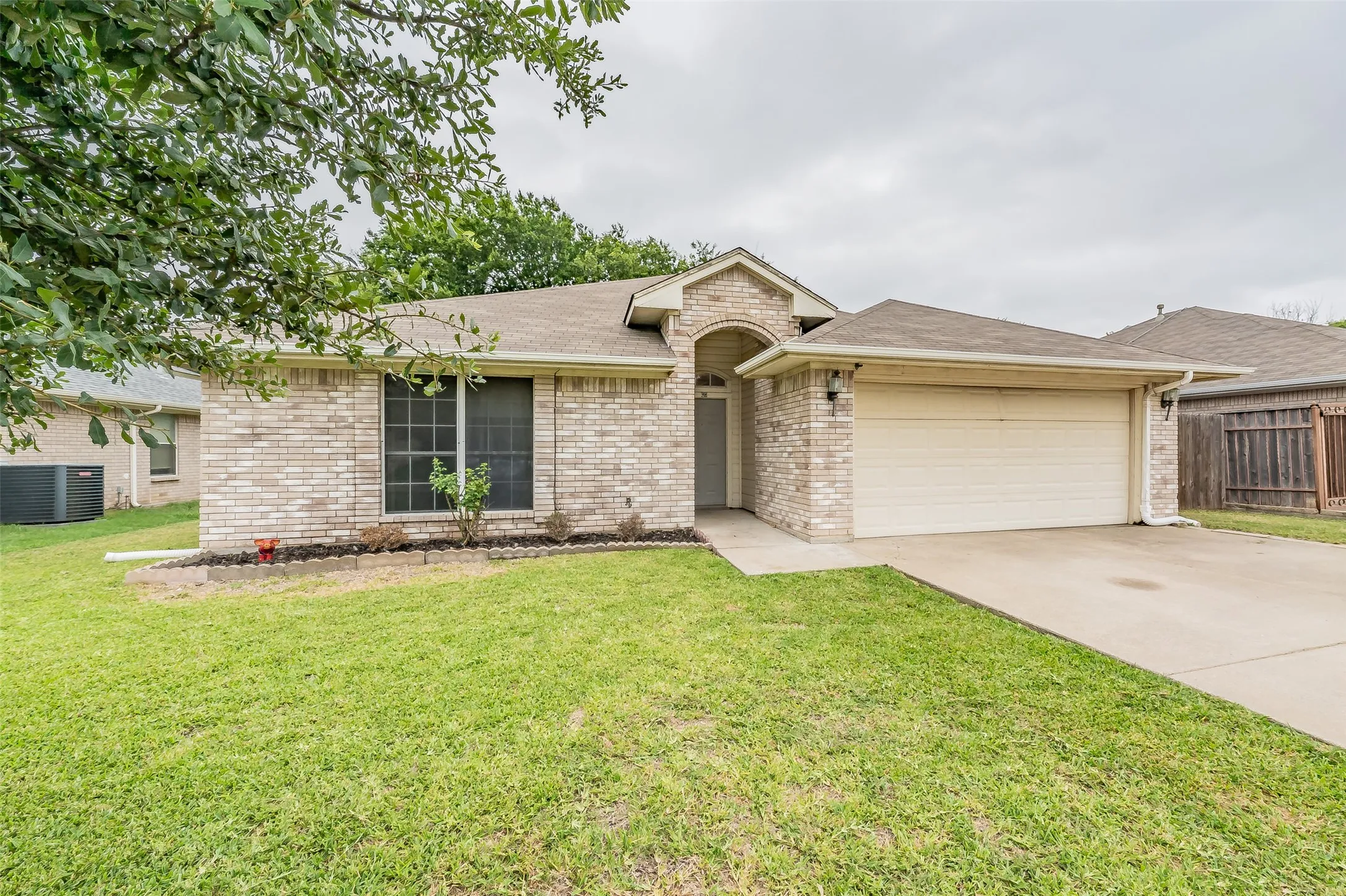 Single Family Residence For Sale in Tarrant County , 137 Roberts Drive, Saginaw, Texas 76179, 3 Bedroom, 2 Bathroom, 2 Garage spaces, 1,707 Sqft, built in 1999, mls#21340868, Real Estate Agent in Saginaw, Homes For Sale in Tarrant county, Homes For Sale in Saginaw, Realtor in Saginaw Texas, Real Estate Brokerage Independent Realty Texas, Luminita Cordes Realtor