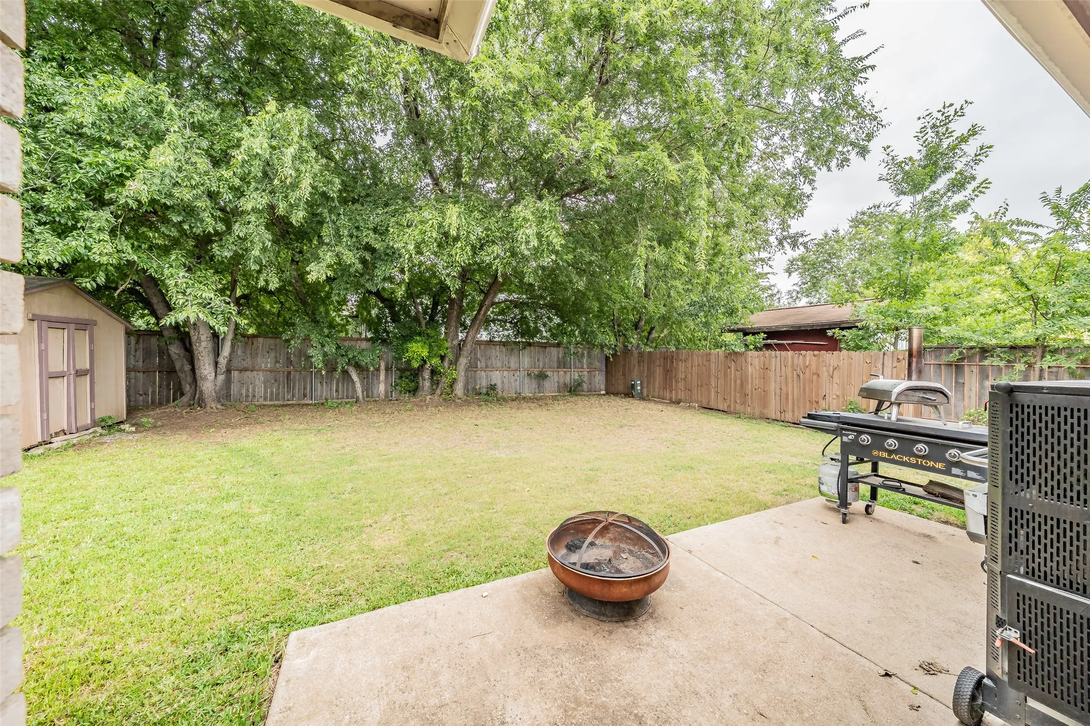Single Family Residence For Sale in Tarrant County , 137 Roberts Drive, Saginaw, Texas 76179, 3 Bedroom, 2 Bathroom, 2 Garage spaces, 1,707 Sqft, built in 1999, mls#21340868, Real Estate Agent in Saginaw, Homes For Sale in Tarrant county, Homes For Sale in Saginaw, Realtor in Saginaw Texas, Real Estate Brokerage Independent Realty Texas, Luminita Cordes Realtor