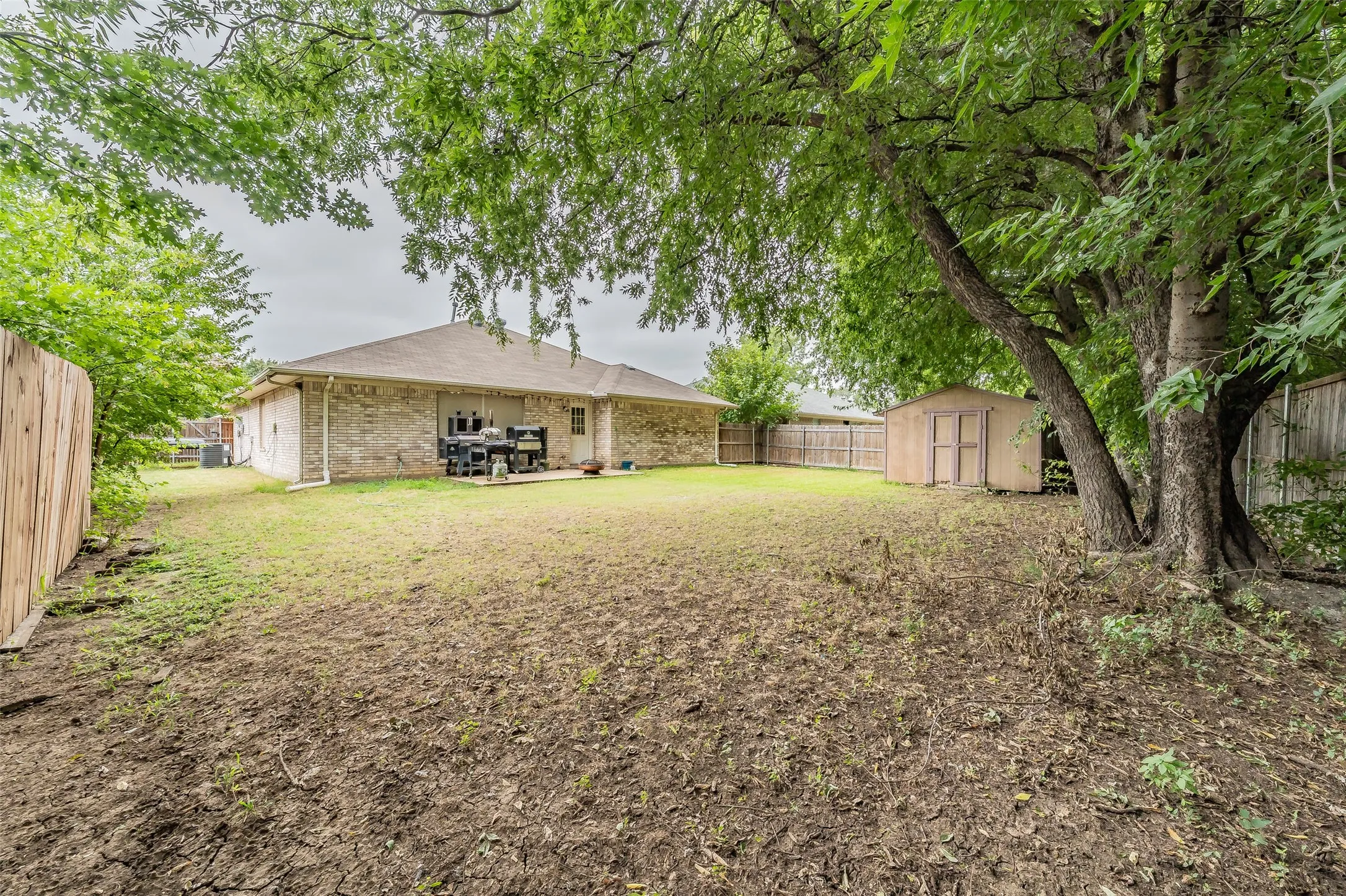 Single Family Residence For Sale in Tarrant County , 137 Roberts Drive, Saginaw, Texas 76179, 3 Bedroom, 2 Bathroom, 2 Garage spaces, 1,707 Sqft, built in 1999, mls#21340868, Real Estate Agent in Saginaw, Homes For Sale in Tarrant county, Homes For Sale in Saginaw, Realtor in Saginaw Texas, Real Estate Brokerage Independent Realty Texas, Luminita Cordes Realtor