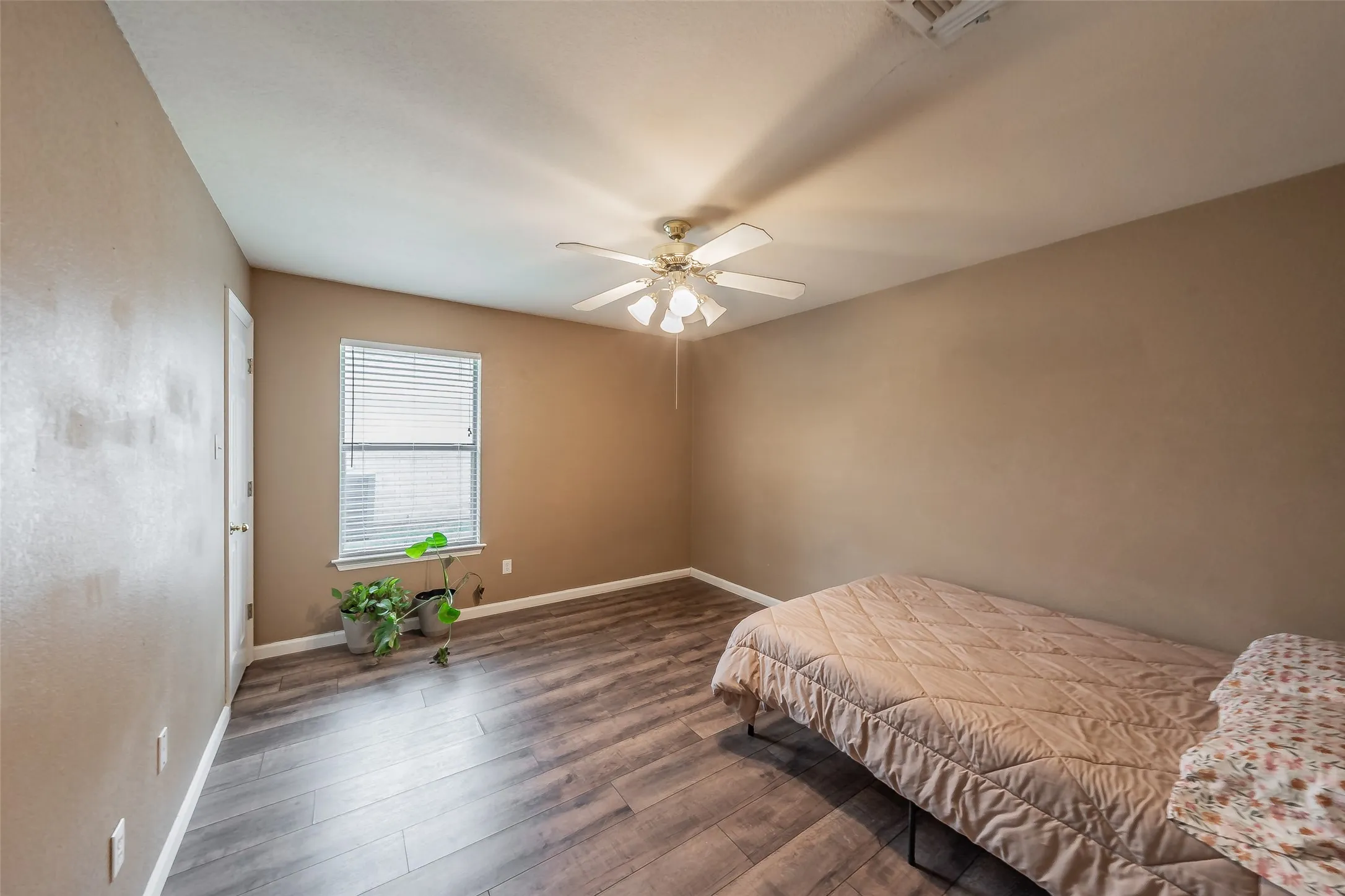 Single Family Residence For Sale in Tarrant County , 137 Roberts Drive, Saginaw, Texas 76179, 3 Bedroom, 2 Bathroom, 2 Garage spaces, 1,707 Sqft, built in 1999, mls#21340868, Real Estate Agent in Saginaw, Homes For Sale in Tarrant county, Homes For Sale in Saginaw, Realtor in Saginaw Texas, Real Estate Brokerage Independent Realty Texas, Luminita Cordes Realtor