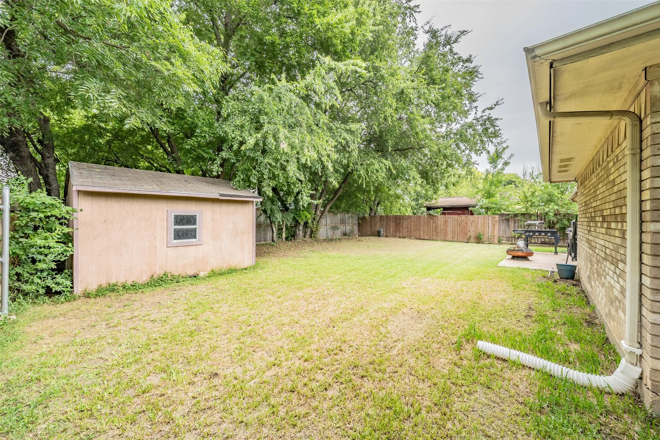 Single Family Residence For Sale in Tarrant County , 137 Roberts Drive, Saginaw, Texas 76179, 3 Bedroom, 2 Bathroom, 2 Garage spaces, 1,707 Sqft, built in 1999, mls#21340868, Real Estate Agent in Saginaw, Homes For Sale in Tarrant county, Homes For Sale in Saginaw, Realtor in Saginaw Texas, Real Estate Brokerage Independent Realty Texas, Luminita Cordes Realtor