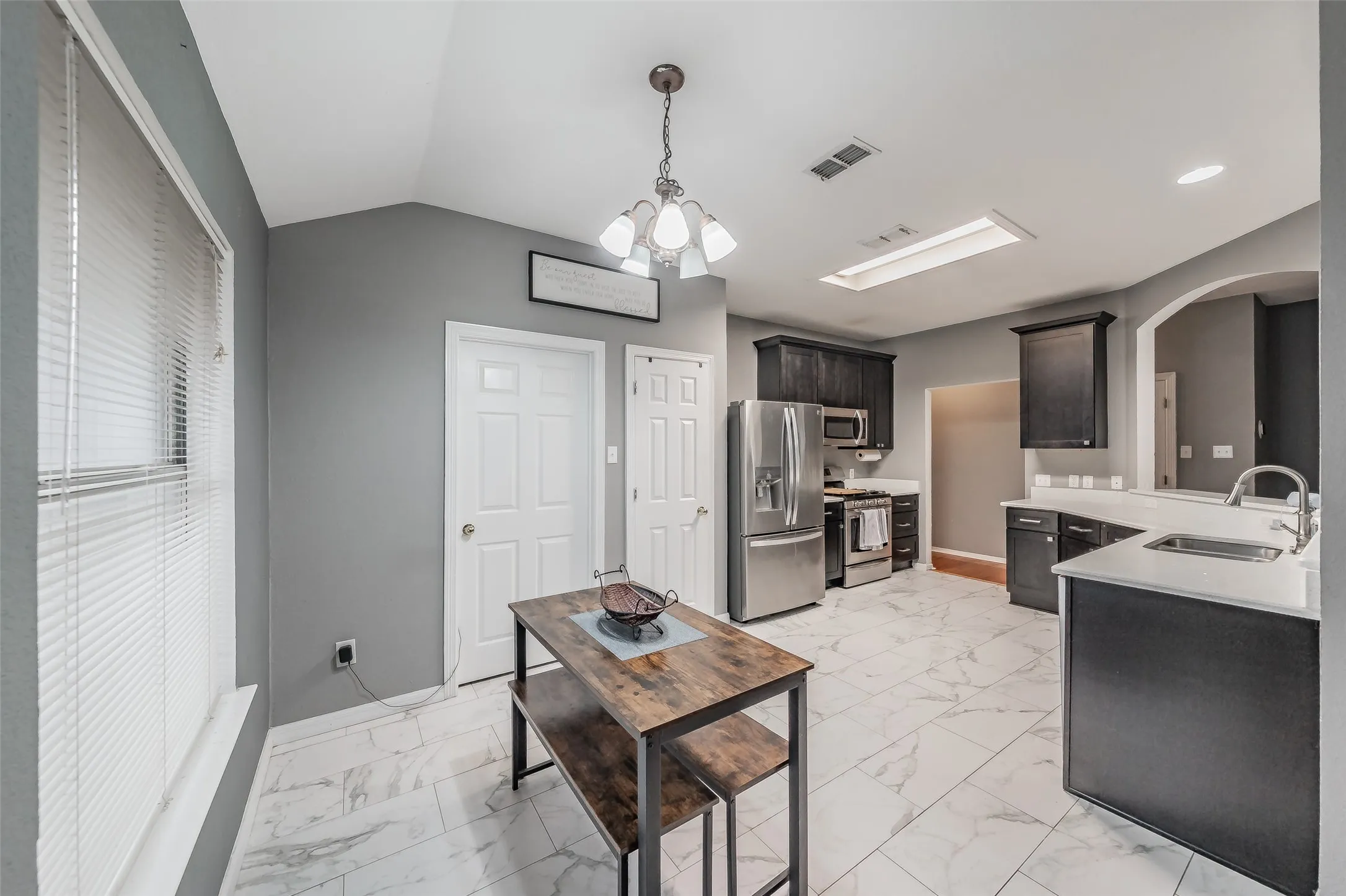 Single Family Residence For Sale in Tarrant County , 137 Roberts Drive, Saginaw, Texas 76179, 3 Bedroom, 2 Bathroom, 2 Garage spaces, 1,707 Sqft, built in 1999, mls#21340868, Real Estate Agent in Saginaw, Homes For Sale in Tarrant county, Homes For Sale in Saginaw, Realtor in Saginaw Texas, Real Estate Brokerage Independent Realty Texas, Luminita Cordes Realtor