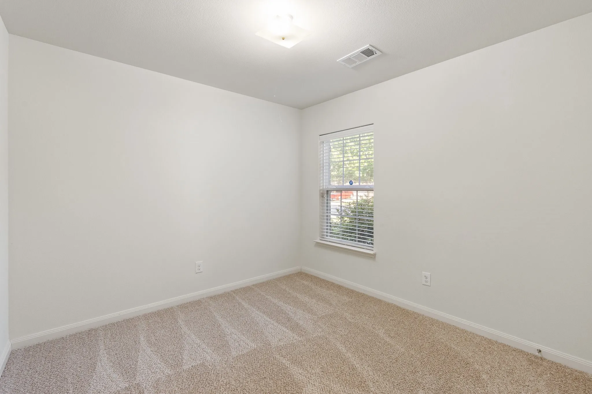 Single Family Residence For Sale in Tarrant County , 4801 Cedar Springs Drive, Fort Worth, Texas 76179, 3 Bedroom, 2 Bathroom, 2 Garage spaces, 1,368 Sqft, built in 2015, mls#21340088, Real Estate Agent in Fort Worth, Homes For Sale in Tarrant county, Homes For Sale in Fort Worth, Realtor in Fort Worth Texas, Real Estate Brokerage Independent Realty Texas, Luminita Cordes Realtor