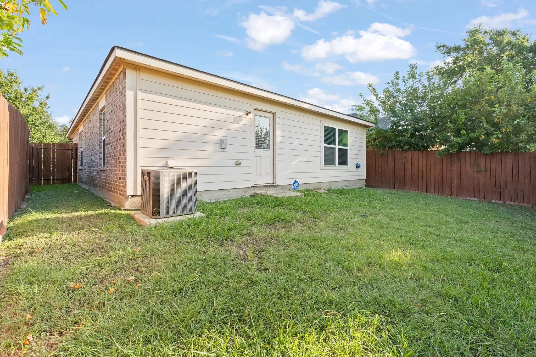Single Family Residence For Sale in Tarrant County , 4801 Cedar Springs Drive, Fort Worth, Texas 76179, 3 Bedroom, 2 Bathroom, 2 Garage spaces, 1,368 Sqft, built in 2015, mls#21340088, Real Estate Agent in Fort Worth, Homes For Sale in Tarrant county, Homes For Sale in Fort Worth, Realtor in Fort Worth Texas, Real Estate Brokerage Independent Realty Texas, Luminita Cordes Realtor