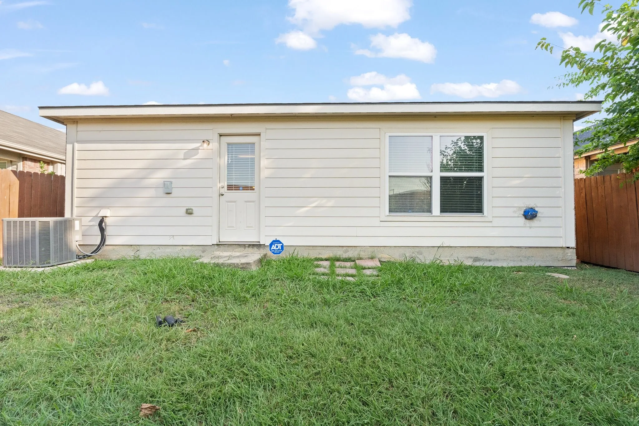 Single Family Residence For Sale in Tarrant County , 4801 Cedar Springs Drive, Fort Worth, Texas 76179, 3 Bedroom, 2 Bathroom, 2 Garage spaces, 1,368 Sqft, built in 2015, mls#21340088, Real Estate Agent in Fort Worth, Homes For Sale in Tarrant county, Homes For Sale in Fort Worth, Realtor in Fort Worth Texas, Real Estate Brokerage Independent Realty Texas, Luminita Cordes Realtor