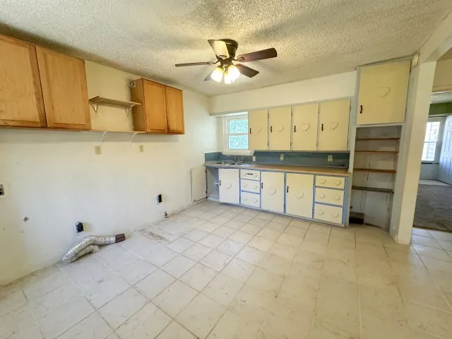 Single Family Residence For Sale in Jones County , 804 Columbia Street, Stamford, Texas 79553, 2 Bedroom, 1 Bathroom, 1 Garage spaces, 1,272 Sqft, built in 1942, mls#21341438, Real Estate Agent in Stamford, Homes For Sale in Jones county, Homes For Sale in Stamford, Realtor in Stamford Texas, Real Estate Brokerage Independent Realty Texas, Luminita Cordes Realtor