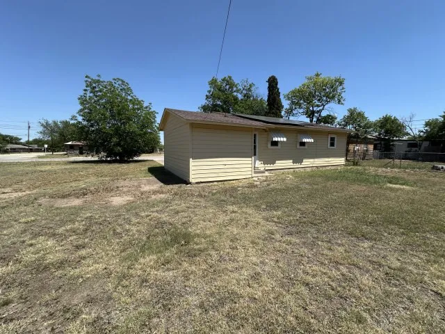 Single Family Residence For Sale in Jones County , 804 Columbia Street, Stamford, Texas 79553, 2 Bedroom, 1 Bathroom, 1 Garage spaces, 1,272 Sqft, built in 1942, mls#21341438, Real Estate Agent in Stamford, Homes For Sale in Jones county, Homes For Sale in Stamford, Realtor in Stamford Texas, Real Estate Brokerage Independent Realty Texas, Luminita Cordes Realtor