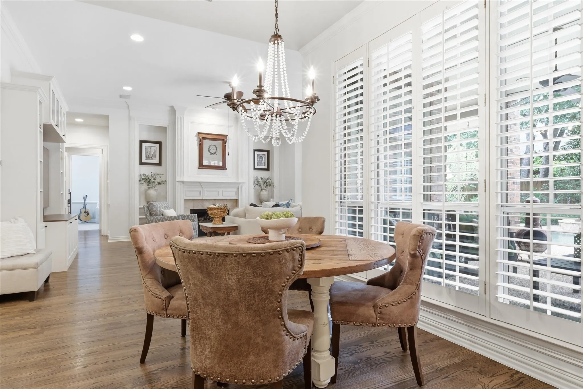Breakfast area views the lush back yard & is open to the kit & Liv areas.