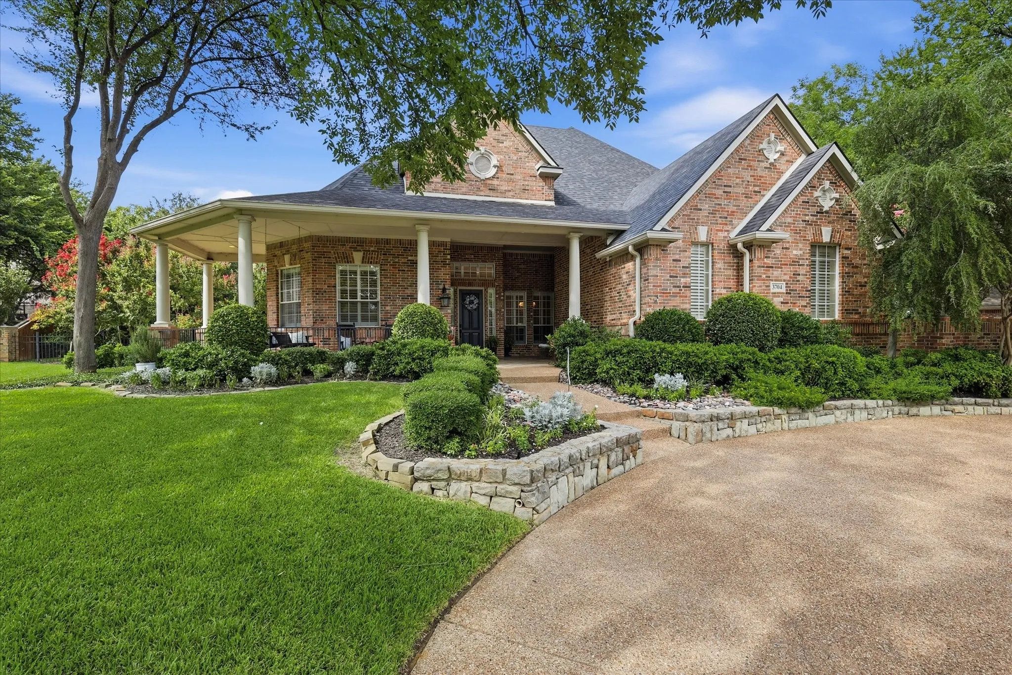 5 Br, 5 Bath, 3 car garage, Pool Spa, outdoor kit & Liv area.