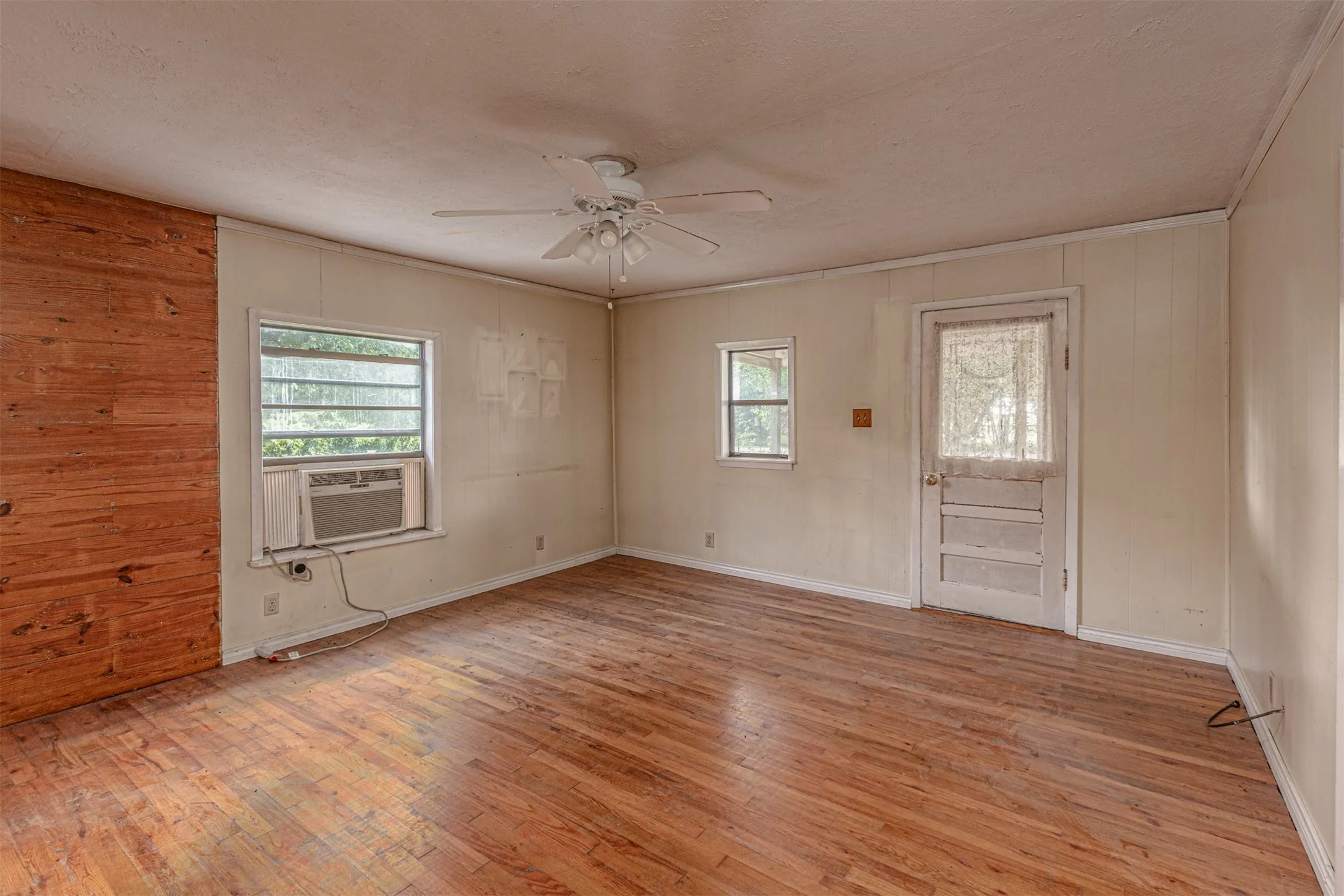 Farm For Sale in Kaufman County , 13961 County Road 236, Terrell, Texas 75160, 2 Bedroom, 1 Bathroom, Garage spaces, 1,008 Sqft, built in 1950, mls#21341229, Real Estate Agent in Terrell, Homes For Sale in Kaufman county, Homes For Sale in Terrell, Realtor in Terrell Texas, Real Estate Brokerage Independent Realty Texas, Luminita Cordes Realtor