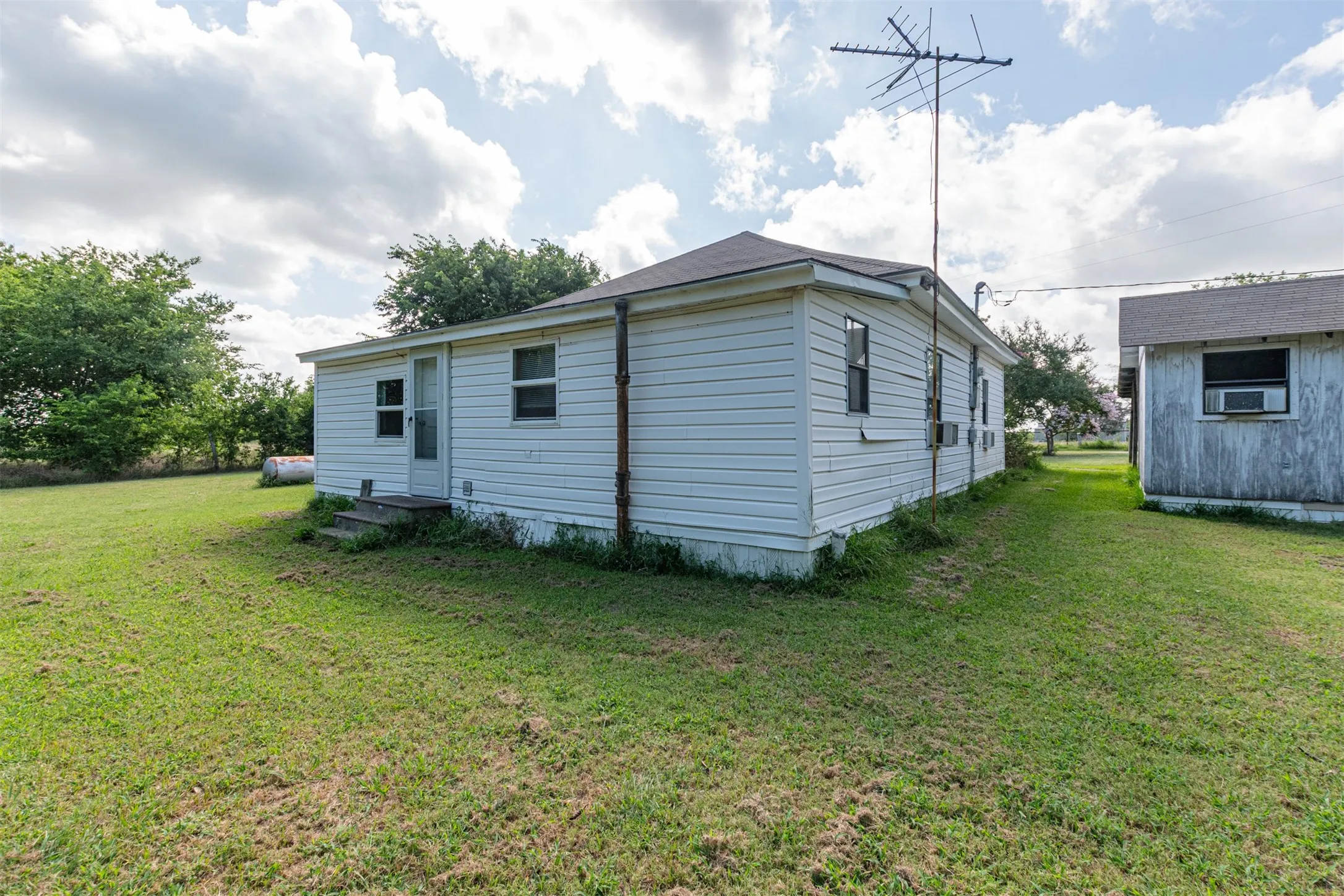 Farm For Sale in Kaufman County , 13961 County Road 236, Terrell, Texas 75160, 2 Bedroom, 1 Bathroom, Garage spaces, 1,008 Sqft, built in 1950, mls#21341229, Real Estate Agent in Terrell, Homes For Sale in Kaufman county, Homes For Sale in Terrell, Realtor in Terrell Texas, Real Estate Brokerage Independent Realty Texas, Luminita Cordes Realtor