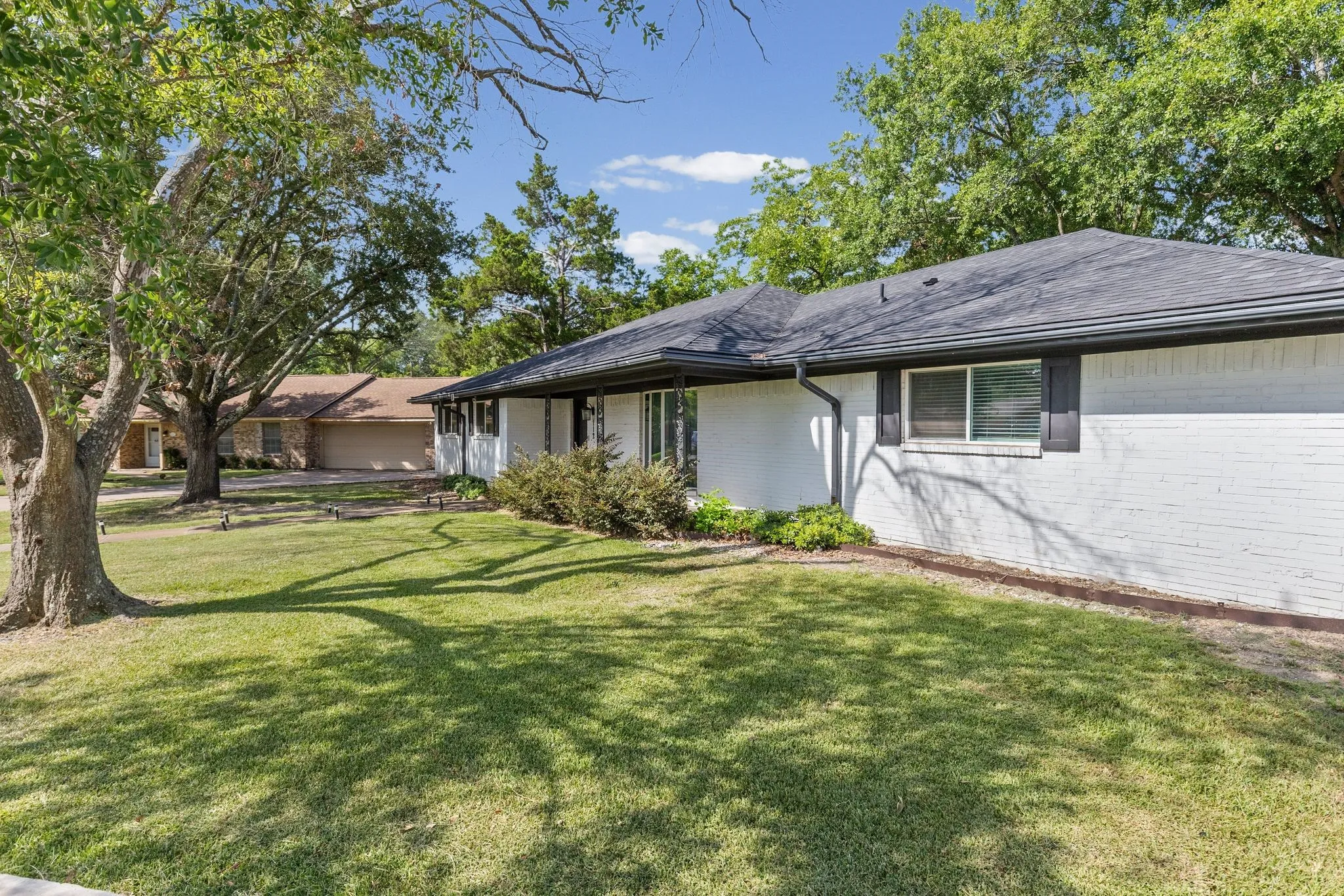 Single Family Residence For Sale in Hunt County , 112 Royal Lane, Commerce, Texas 75428, 4 Bedroom, 3 Bathroom, Garage spaces, 2,347 Sqft, built in 1968, mls#21341212, Real Estate Agent in Commerce, Homes For Sale in Hunt county, Homes For Sale in Commerce, Realtor in Commerce Texas, Real Estate Brokerage Independent Realty Texas, Luminita Cordes Realtor