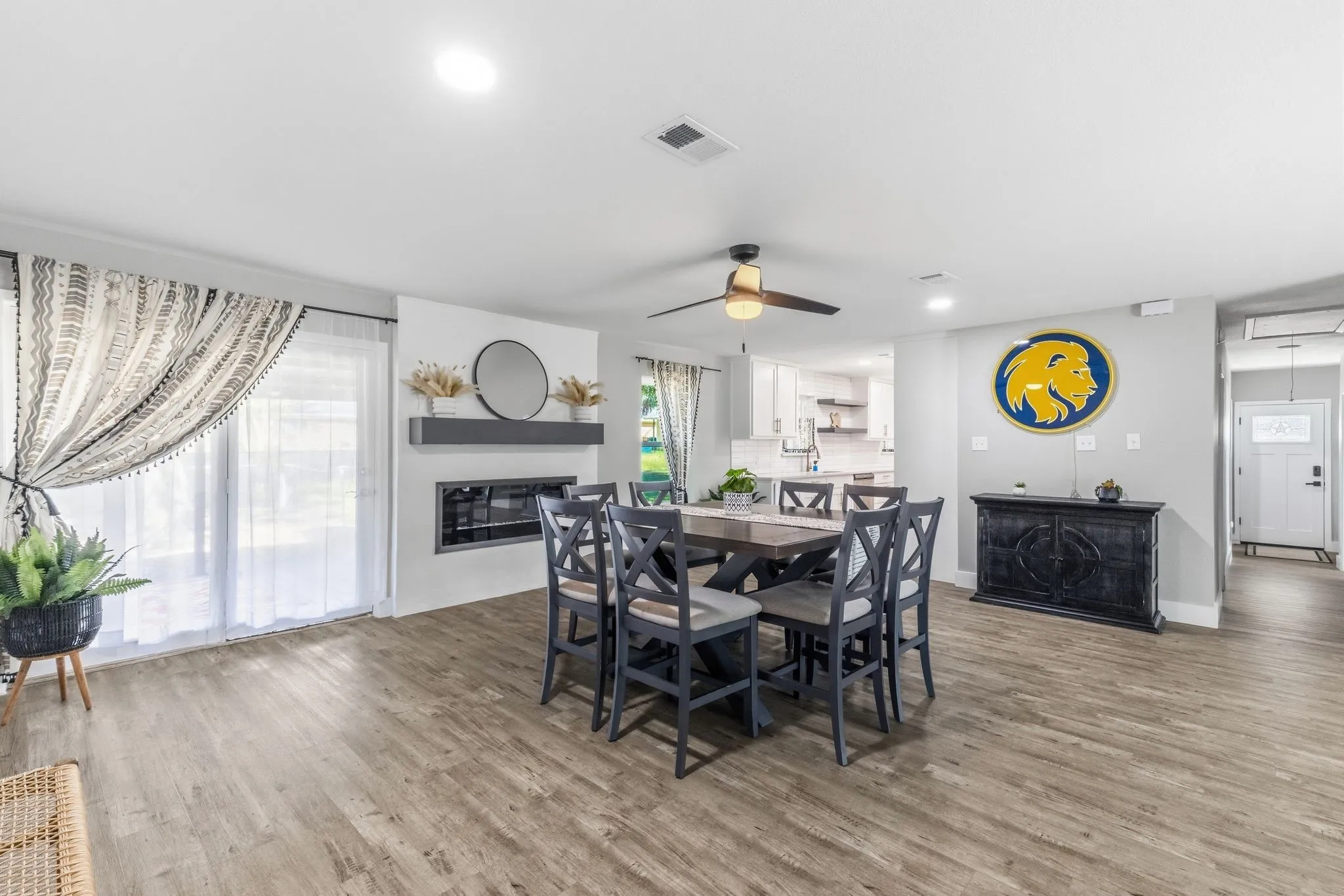 Single Family Residence For Sale in Hunt County , 112 Royal Lane, Commerce, Texas 75428, 4 Bedroom, 3 Bathroom, Garage spaces, 2,347 Sqft, built in 1968, mls#21341212, Real Estate Agent in Commerce, Homes For Sale in Hunt county, Homes For Sale in Commerce, Realtor in Commerce Texas, Real Estate Brokerage Independent Realty Texas, Luminita Cordes Realtor