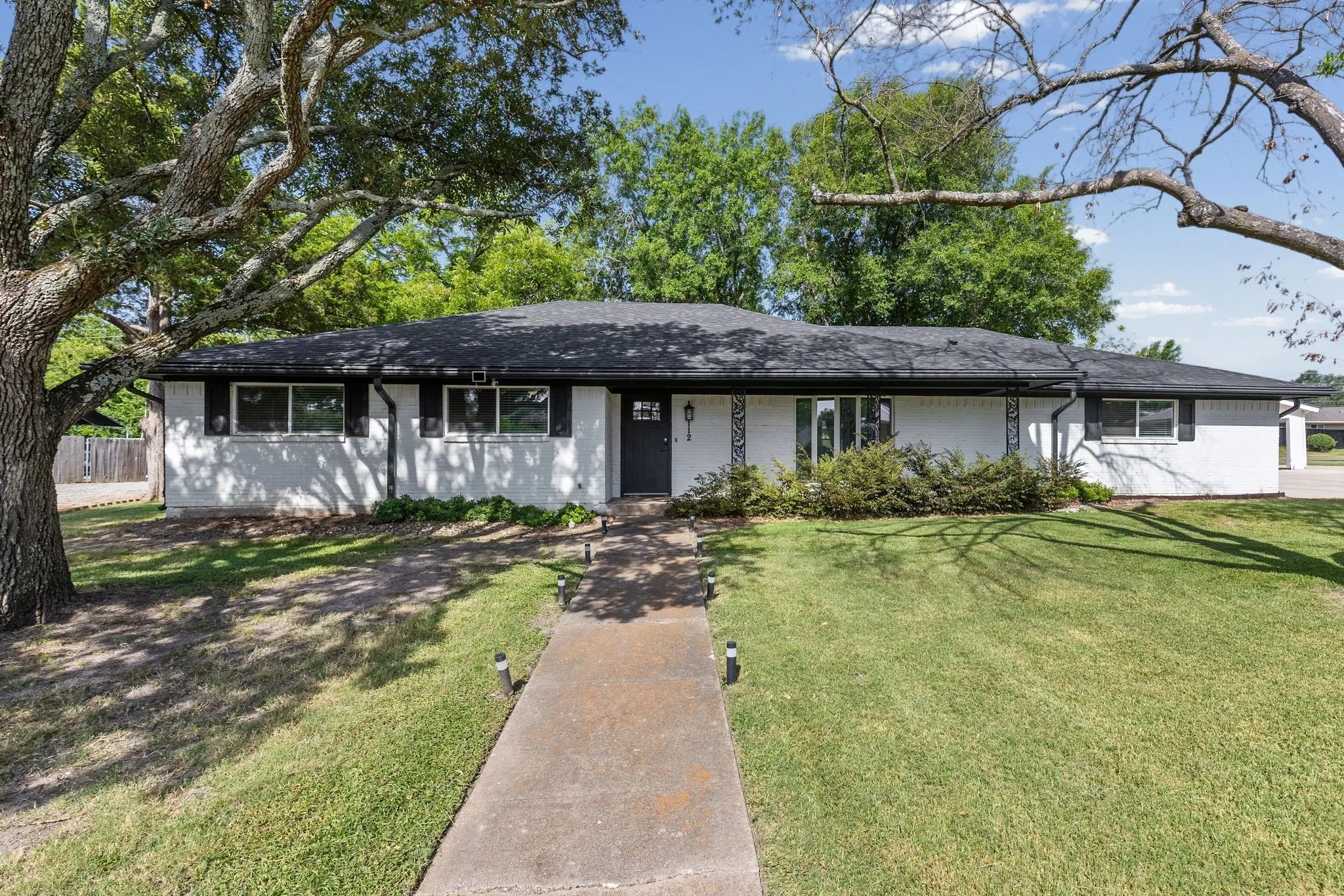 Single Family Residence For Sale in Hunt County , 112 Royal Lane, Commerce, Texas 75428, 4 Bedroom, 3 Bathroom, Garage spaces, 2,347 Sqft, built in 1968, mls#21341212, Real Estate Agent in Commerce, Homes For Sale in Hunt county, Homes For Sale in Commerce, Realtor in Commerce Texas, Real Estate Brokerage Independent Realty Texas, Luminita Cordes Realtor
