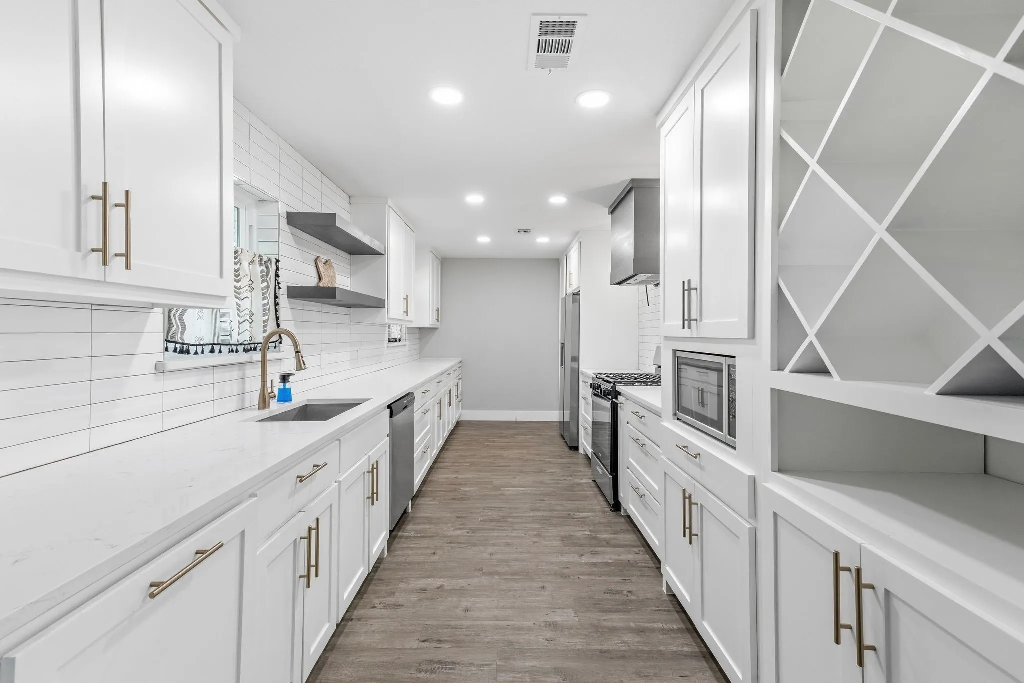 Single Family Residence For Sale in Hunt County , 112 Royal Lane, Commerce, Texas 75428, 4 Bedroom, 3 Bathroom, Garage spaces, 2,347 Sqft, built in 1968, mls#21341212, Real Estate Agent in Commerce, Homes For Sale in Hunt county, Homes For Sale in Commerce, Realtor in Commerce Texas, Real Estate Brokerage Independent Realty Texas, Luminita Cordes Realtor