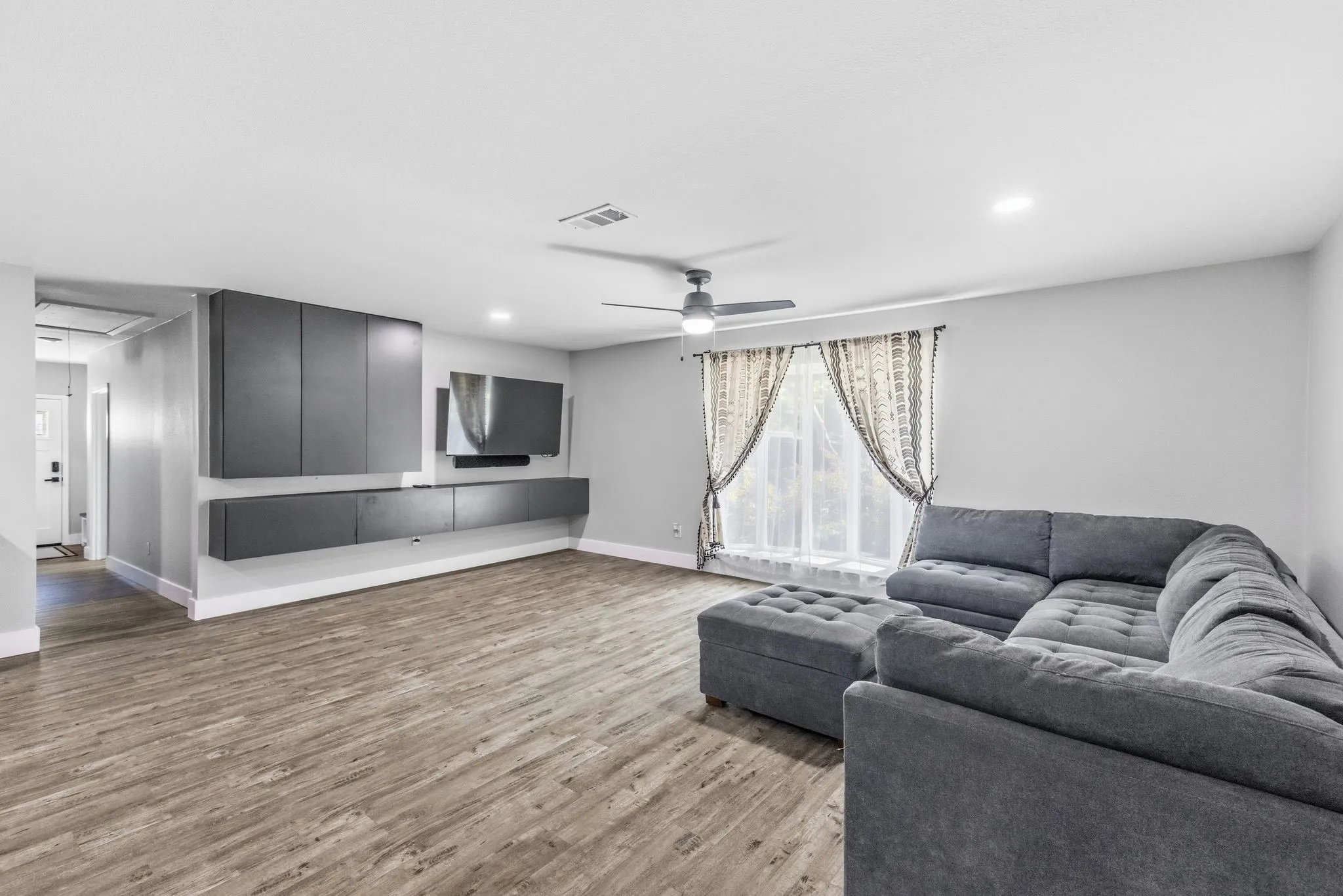 Single Family Residence For Sale in Hunt County , 112 Royal Lane, Commerce, Texas 75428, 4 Bedroom, 3 Bathroom, Garage spaces, 2,347 Sqft, built in 1968, mls#21341212, Real Estate Agent in Commerce, Homes For Sale in Hunt county, Homes For Sale in Commerce, Realtor in Commerce Texas, Real Estate Brokerage Independent Realty Texas, Luminita Cordes Realtor