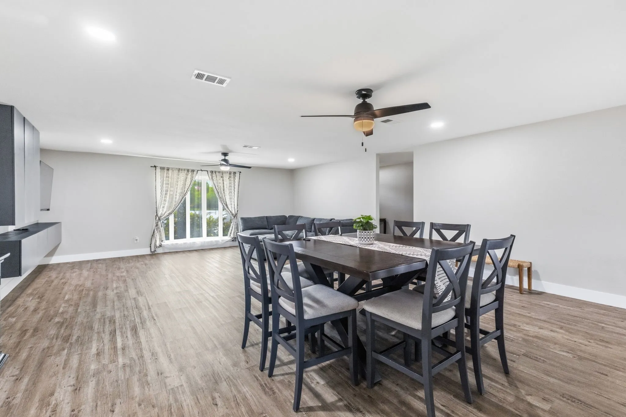 Single Family Residence For Sale in Hunt County , 112 Royal Lane, Commerce, Texas 75428, 4 Bedroom, 3 Bathroom, Garage spaces, 2,347 Sqft, built in 1968, mls#21341212, Real Estate Agent in Commerce, Homes For Sale in Hunt county, Homes For Sale in Commerce, Realtor in Commerce Texas, Real Estate Brokerage Independent Realty Texas, Luminita Cordes Realtor
