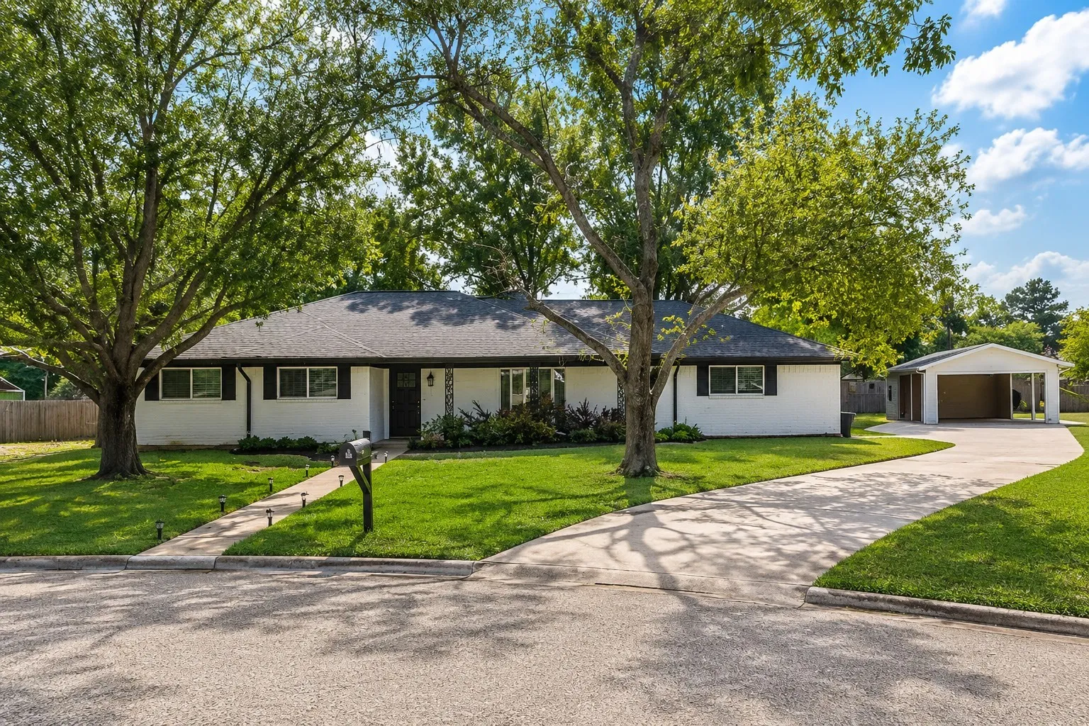 Single Family Residence For Sale in Hunt County , 112 Royal Lane, Commerce, Texas 75428, 4 Bedroom, 3 Bathroom, Garage spaces, 2,347 Sqft, built in 1968, mls#21341212, Real Estate Agent in Commerce, Homes For Sale in Hunt county, Homes For Sale in Commerce, Realtor in Commerce Texas, Real Estate Brokerage Independent Realty Texas, Luminita Cordes Realtor