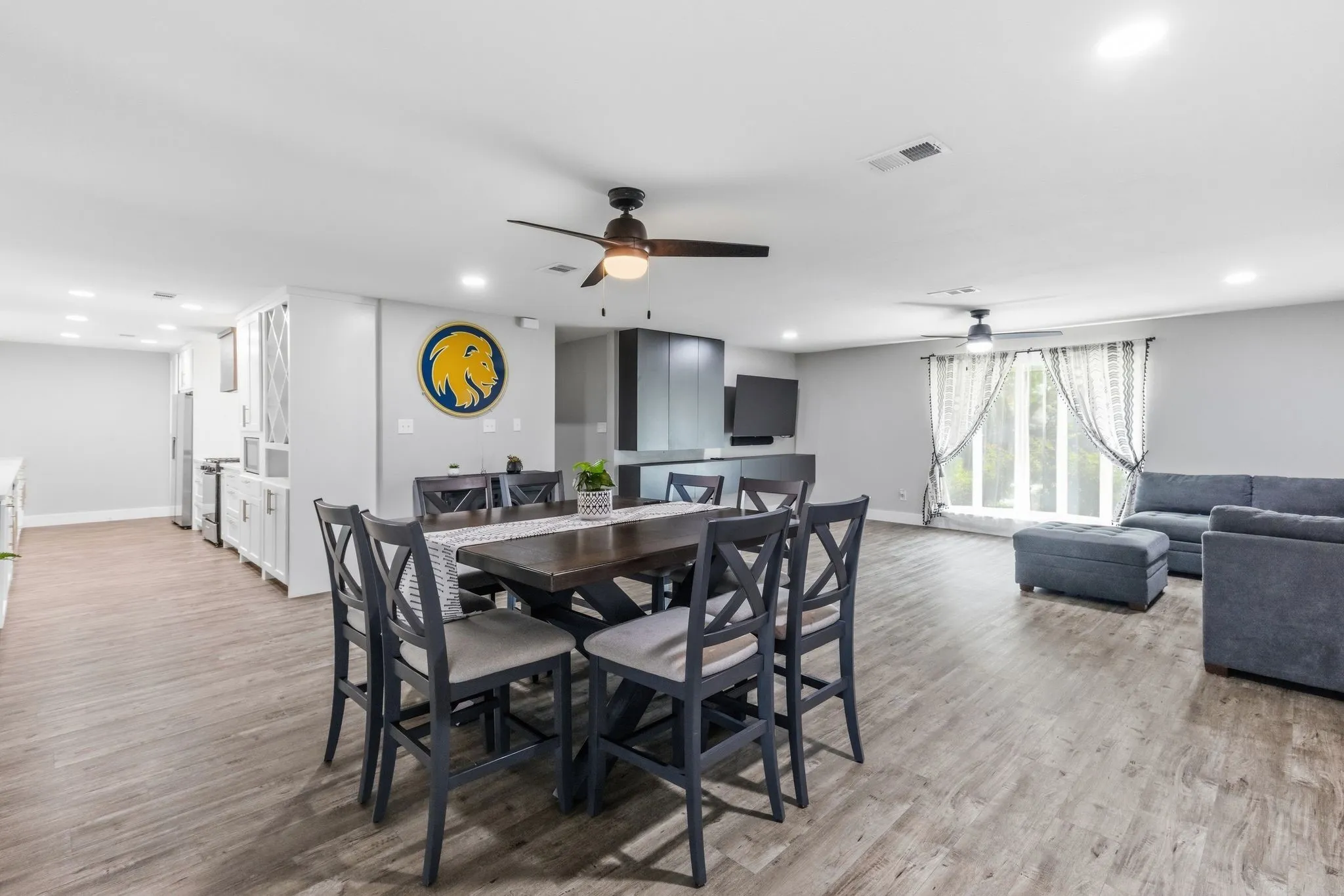 Single Family Residence For Sale in Hunt County , 112 Royal Lane, Commerce, Texas 75428, 4 Bedroom, 3 Bathroom, Garage spaces, 2,347 Sqft, built in 1968, mls#21341212, Real Estate Agent in Commerce, Homes For Sale in Hunt county, Homes For Sale in Commerce, Realtor in Commerce Texas, Real Estate Brokerage Independent Realty Texas, Luminita Cordes Realtor