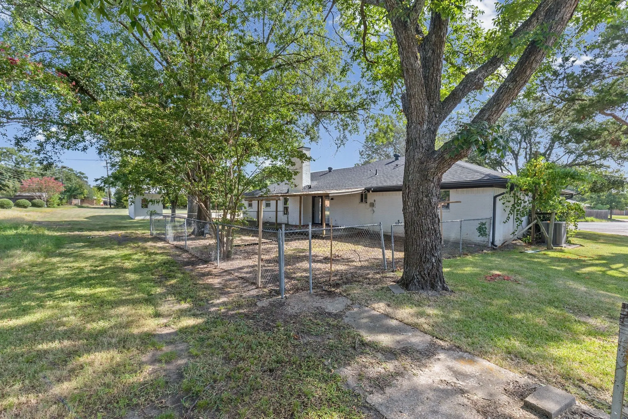 Single Family Residence For Sale in Hunt County , 112 Royal Lane, Commerce, Texas 75428, 4 Bedroom, 3 Bathroom, Garage spaces, 2,347 Sqft, built in 1968, mls#21341212, Real Estate Agent in Commerce, Homes For Sale in Hunt county, Homes For Sale in Commerce, Realtor in Commerce Texas, Real Estate Brokerage Independent Realty Texas, Luminita Cordes Realtor