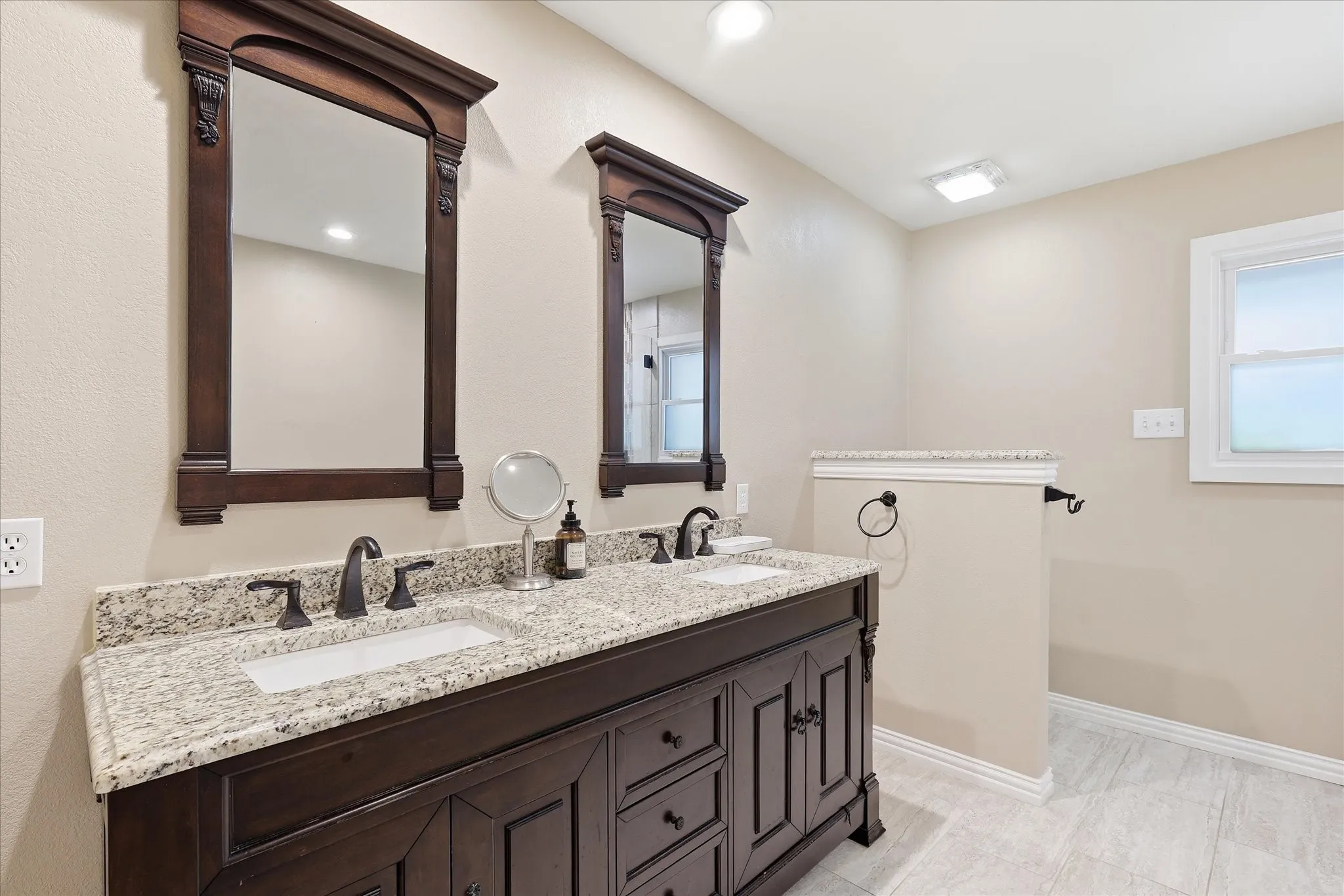 Single Family Residence For Sale in Tarrant County , 2816 N Creekwood Drive, Grapevine, Texas 76051, 3 Bedroom, 3 Bathroom, 2 Garage spaces, 2,420 Sqft, built in 1979, mls#21337875, Real Estate Agent in Grapevine, Homes For Sale in Tarrant county, Homes For Sale in Grapevine, Realtor in Grapevine Texas, Real Estate Brokerage Independent Realty Texas, Luminita Cordes Realtor