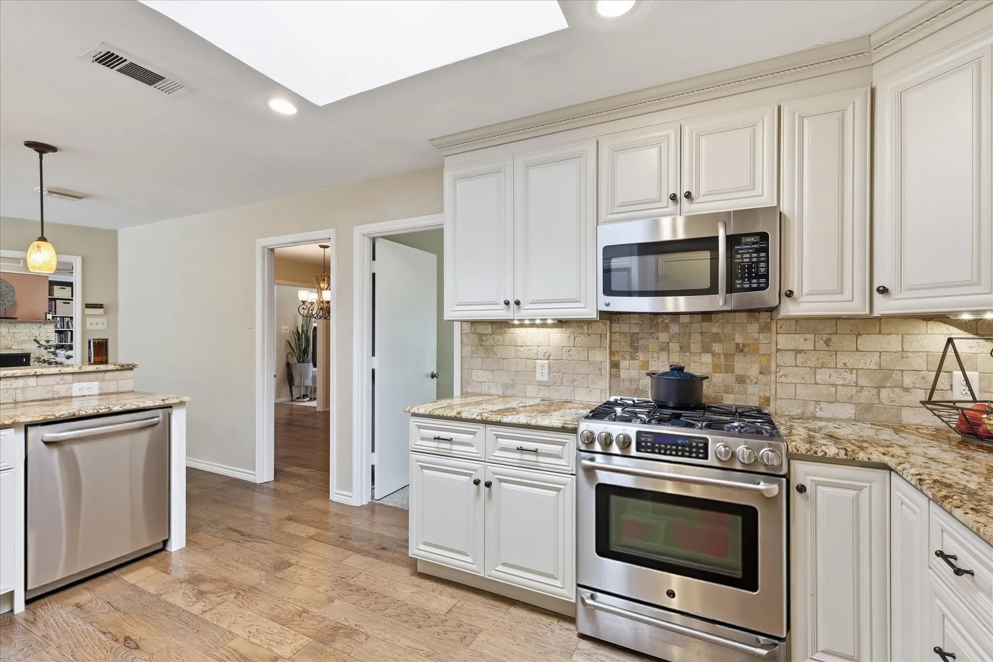 Single Family Residence For Sale in Tarrant County , 2816 N Creekwood Drive, Grapevine, Texas 76051, 3 Bedroom, 3 Bathroom, 2 Garage spaces, 2,420 Sqft, built in 1979, mls#21337875, Real Estate Agent in Grapevine, Homes For Sale in Tarrant county, Homes For Sale in Grapevine, Realtor in Grapevine Texas, Real Estate Brokerage Independent Realty Texas, Luminita Cordes Realtor