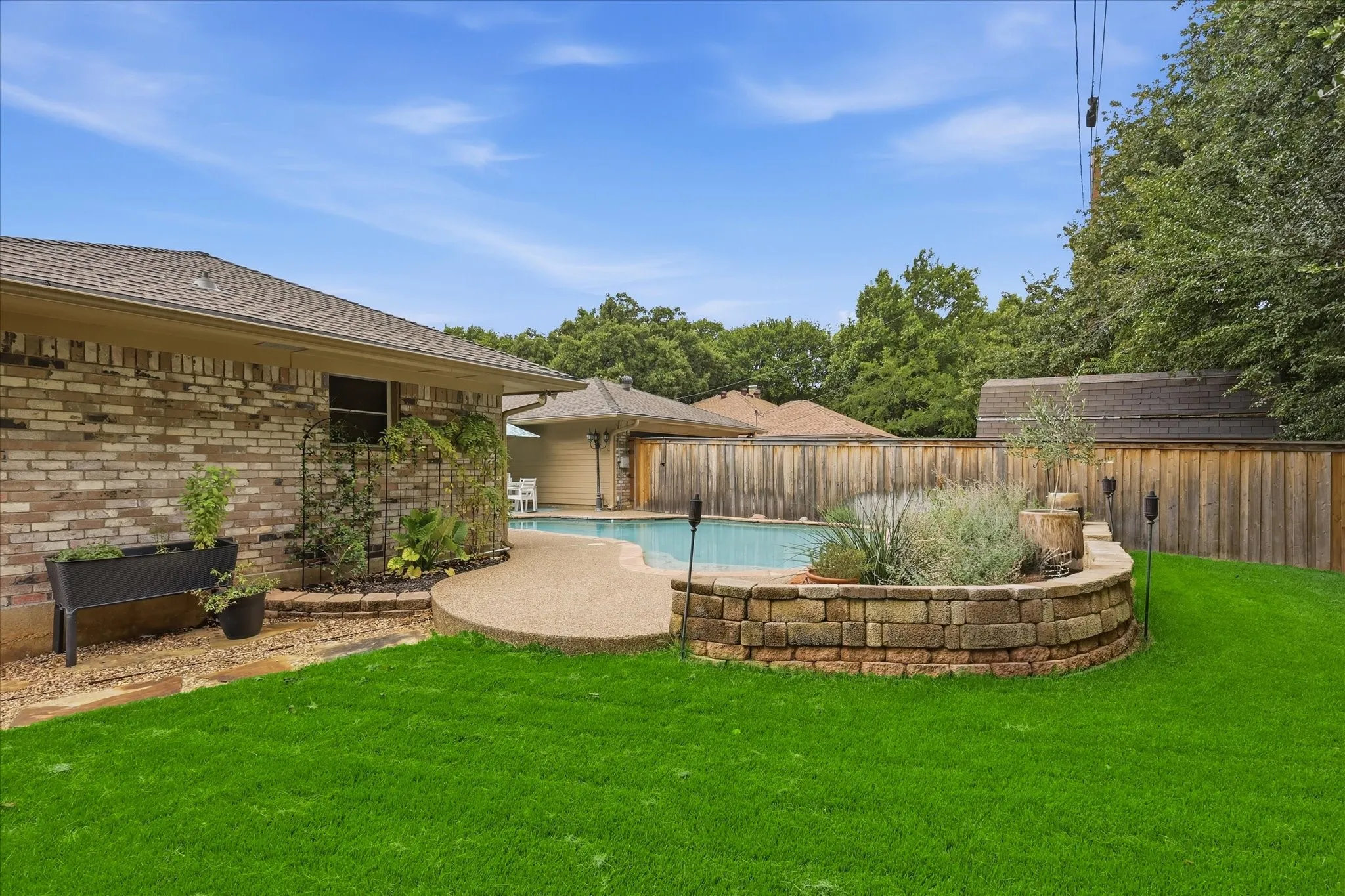 Single Family Residence For Sale in Tarrant County , 2816 N Creekwood Drive, Grapevine, Texas 76051, 3 Bedroom, 3 Bathroom, 2 Garage spaces, 2,420 Sqft, built in 1979, mls#21337875, Real Estate Agent in Grapevine, Homes For Sale in Tarrant county, Homes For Sale in Grapevine, Realtor in Grapevine Texas, Real Estate Brokerage Independent Realty Texas, Luminita Cordes Realtor