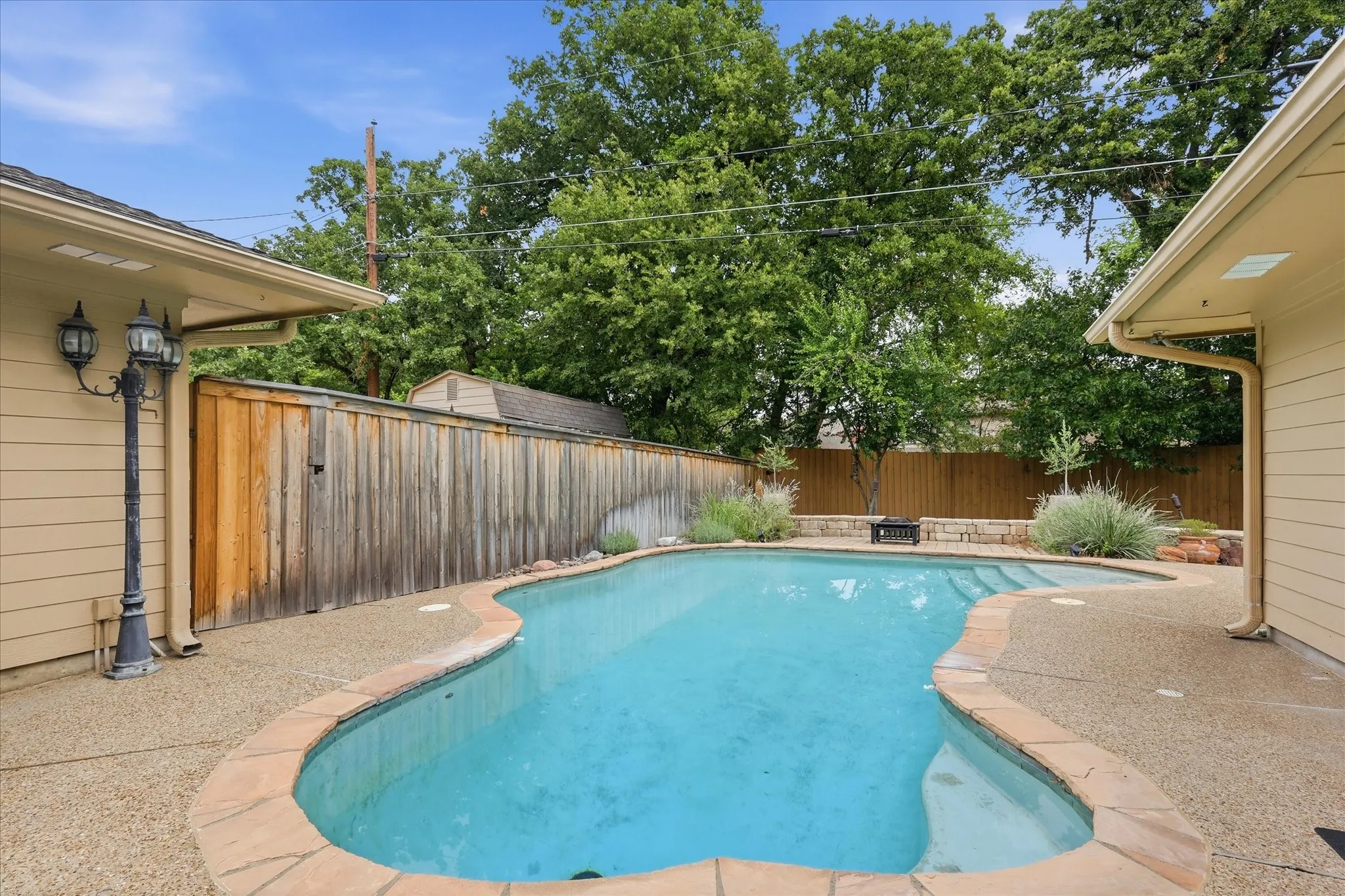 Single Family Residence For Sale in Tarrant County , 2816 N Creekwood Drive, Grapevine, Texas 76051, 3 Bedroom, 3 Bathroom, 2 Garage spaces, 2,420 Sqft, built in 1979, mls#21337875, Real Estate Agent in Grapevine, Homes For Sale in Tarrant county, Homes For Sale in Grapevine, Realtor in Grapevine Texas, Real Estate Brokerage Independent Realty Texas, Luminita Cordes Realtor