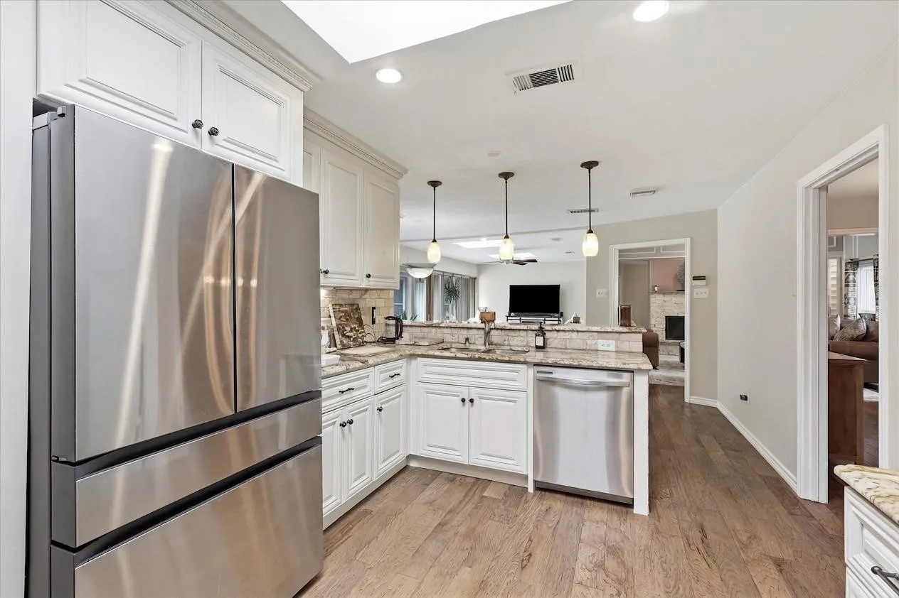 Single Family Residence For Sale in Tarrant County , 2816 N Creekwood Drive, Grapevine, Texas 76051, 3 Bedroom, 3 Bathroom, 2 Garage spaces, 2,420 Sqft, built in 1979, mls#21337875, Real Estate Agent in Grapevine, Homes For Sale in Tarrant county, Homes For Sale in Grapevine, Realtor in Grapevine Texas, Real Estate Brokerage Independent Realty Texas, Luminita Cordes Realtor