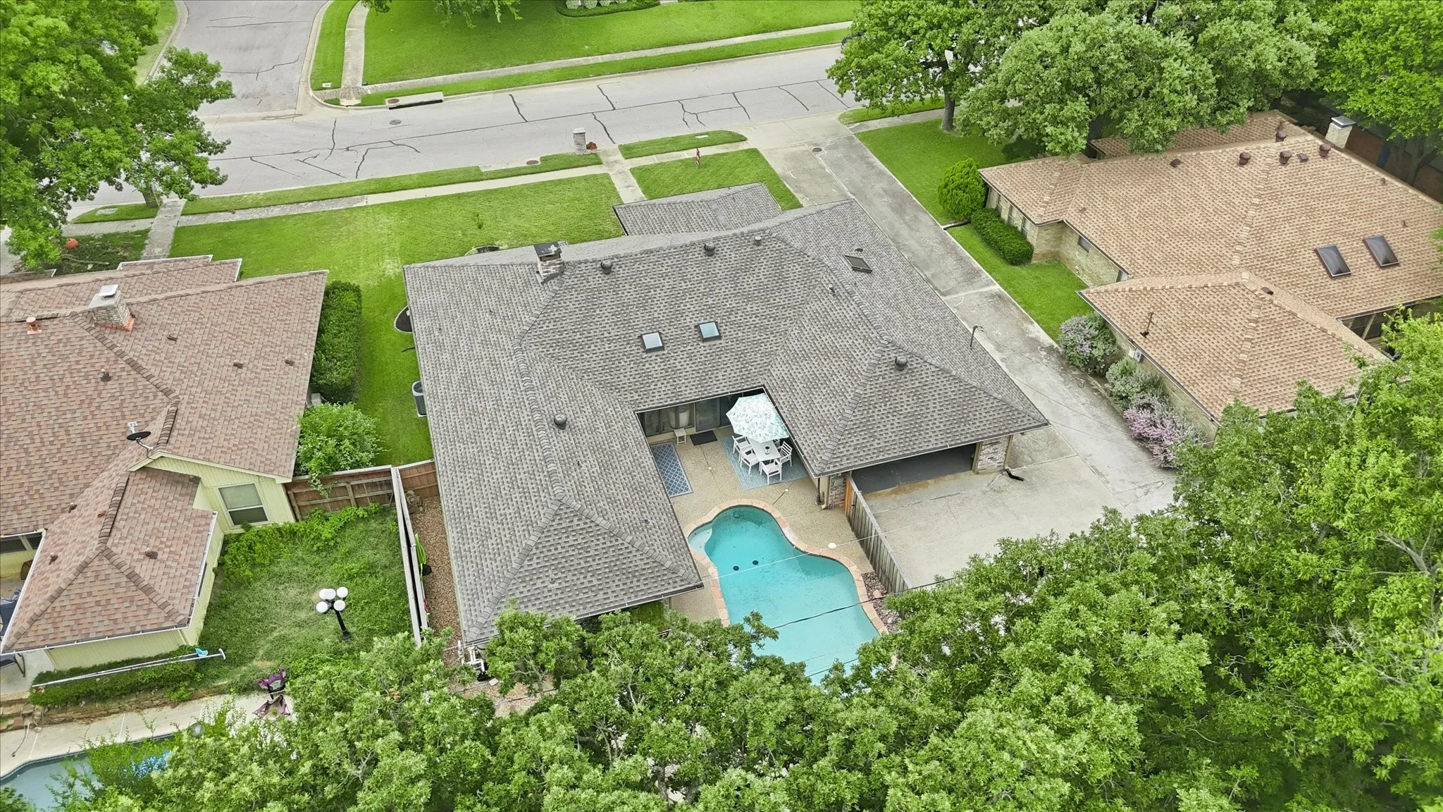 Single Family Residence For Sale in Tarrant County , 2816 N Creekwood Drive, Grapevine, Texas 76051, 3 Bedroom, 3 Bathroom, 2 Garage spaces, 2,420 Sqft, built in 1979, mls#21337875, Real Estate Agent in Grapevine, Homes For Sale in Tarrant county, Homes For Sale in Grapevine, Realtor in Grapevine Texas, Real Estate Brokerage Independent Realty Texas, Luminita Cordes Realtor
