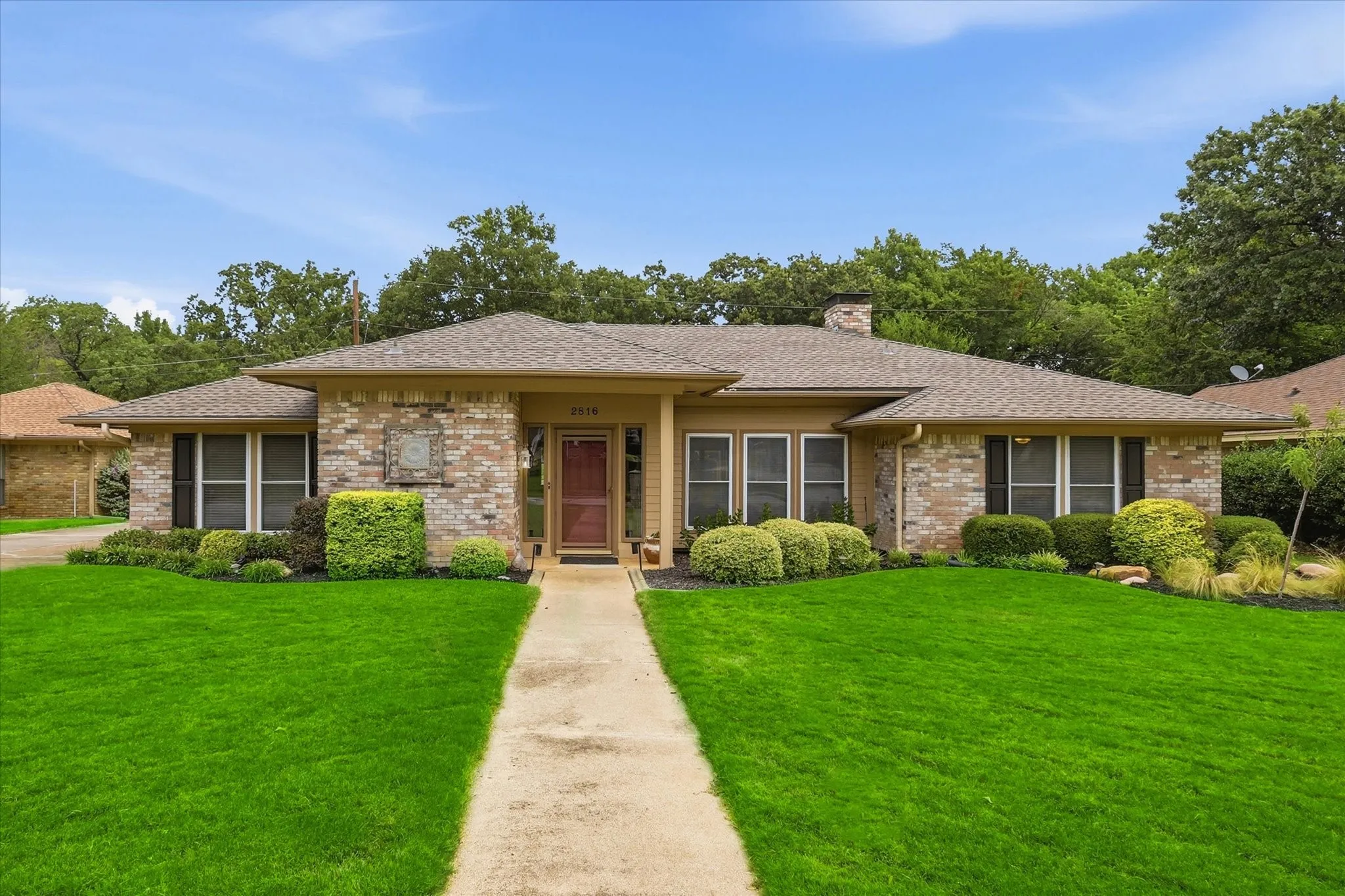 Single Family Residence For Sale in Tarrant County , 2816 N Creekwood Drive, Grapevine, Texas 76051, 3 Bedroom, 3 Bathroom, 2 Garage spaces, 2,420 Sqft, built in 1979, mls#21337875, Real Estate Agent in Grapevine, Homes For Sale in Tarrant county, Homes For Sale in Grapevine, Realtor in Grapevine Texas, Real Estate Brokerage Independent Realty Texas, Luminita Cordes Realtor