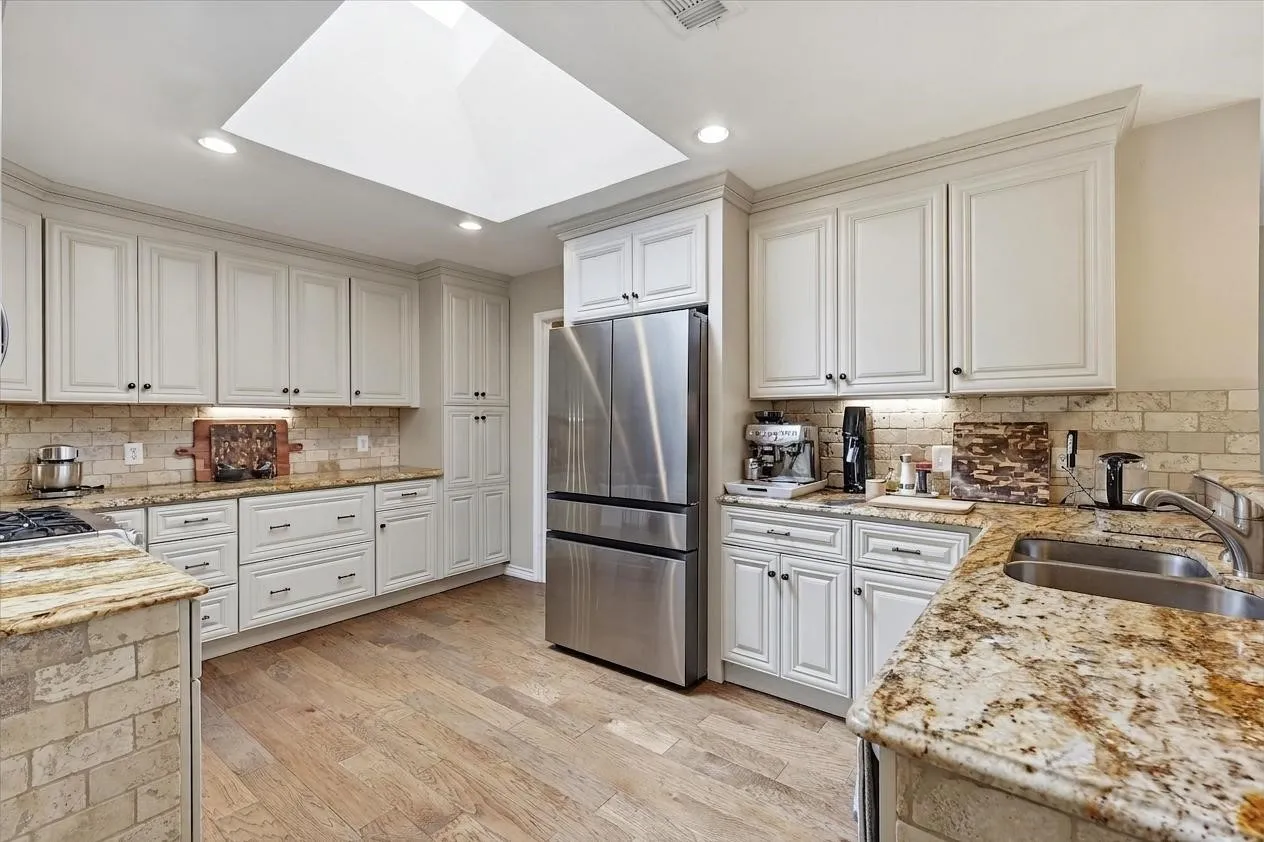 Single Family Residence For Sale in Tarrant County , 2816 N Creekwood Drive, Grapevine, Texas 76051, 3 Bedroom, 3 Bathroom, 2 Garage spaces, 2,420 Sqft, built in 1979, mls#21337875, Real Estate Agent in Grapevine, Homes For Sale in Tarrant county, Homes For Sale in Grapevine, Realtor in Grapevine Texas, Real Estate Brokerage Independent Realty Texas, Luminita Cordes Realtor