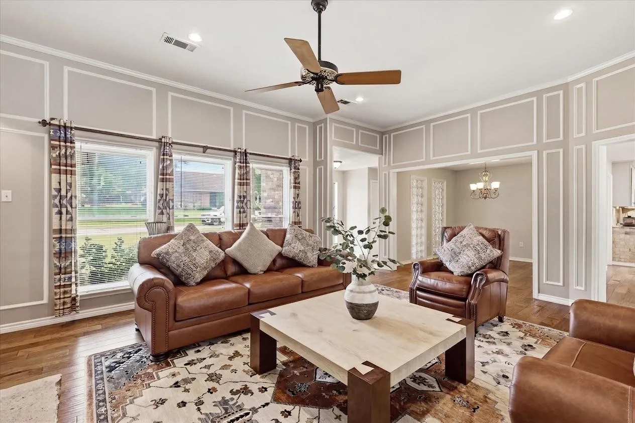 Single Family Residence For Sale in Tarrant County , 2816 N Creekwood Drive, Grapevine, Texas 76051, 3 Bedroom, 3 Bathroom, 2 Garage spaces, 2,420 Sqft, built in 1979, mls#21337875, Real Estate Agent in Grapevine, Homes For Sale in Tarrant county, Homes For Sale in Grapevine, Realtor in Grapevine Texas, Real Estate Brokerage Independent Realty Texas, Luminita Cordes Realtor
