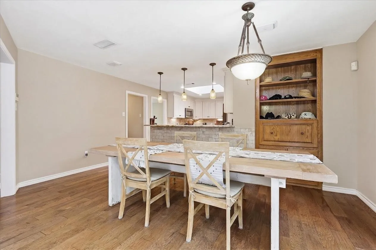 Single Family Residence For Sale in Tarrant County , 2816 N Creekwood Drive, Grapevine, Texas 76051, 3 Bedroom, 3 Bathroom, 2 Garage spaces, 2,420 Sqft, built in 1979, mls#21337875, Real Estate Agent in Grapevine, Homes For Sale in Tarrant county, Homes For Sale in Grapevine, Realtor in Grapevine Texas, Real Estate Brokerage Independent Realty Texas, Luminita Cordes Realtor