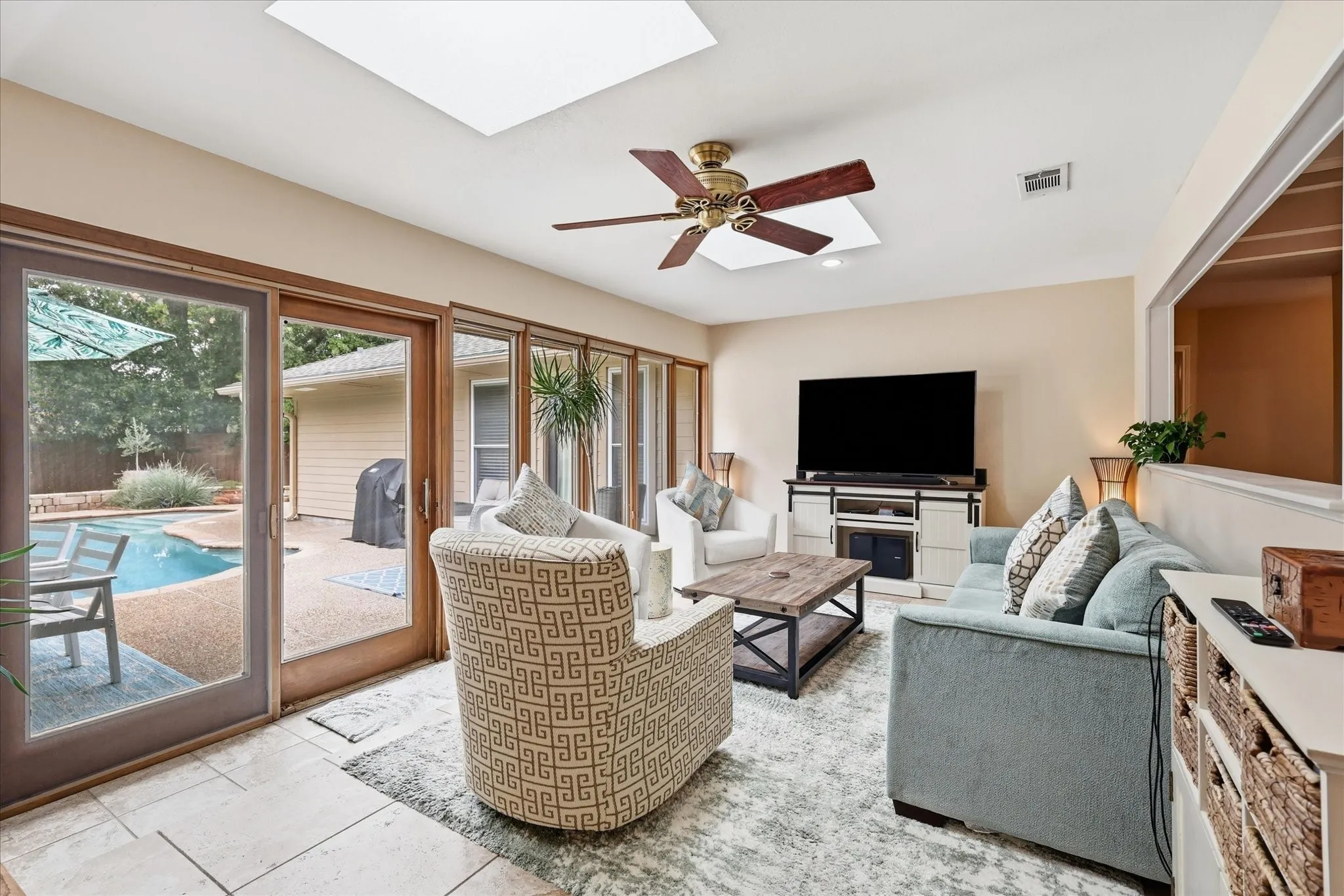 Single Family Residence For Sale in Tarrant County , 2816 N Creekwood Drive, Grapevine, Texas 76051, 3 Bedroom, 3 Bathroom, 2 Garage spaces, 2,420 Sqft, built in 1979, mls#21337875, Real Estate Agent in Grapevine, Homes For Sale in Tarrant county, Homes For Sale in Grapevine, Realtor in Grapevine Texas, Real Estate Brokerage Independent Realty Texas, Luminita Cordes Realtor