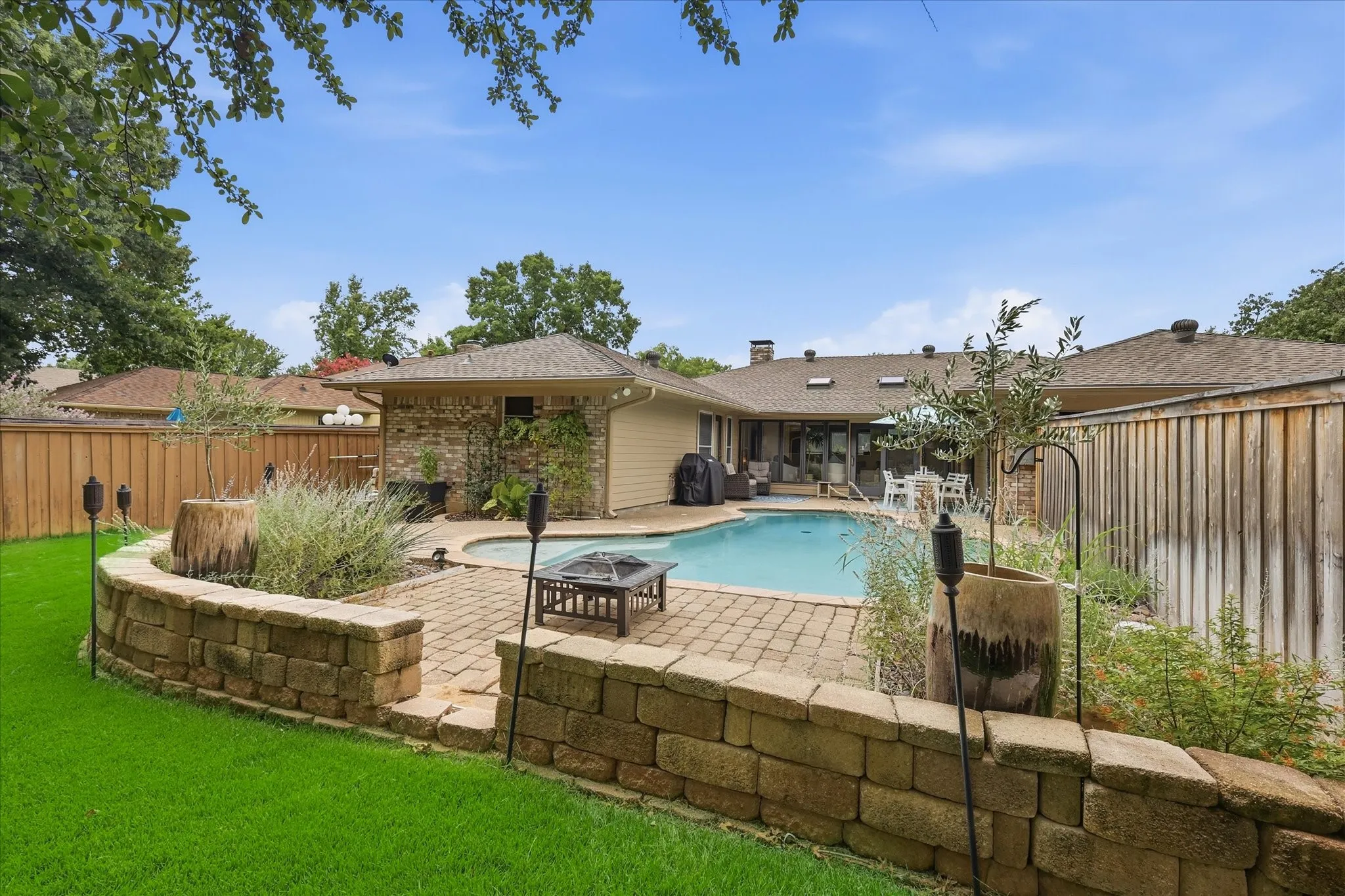 Single Family Residence For Sale in Tarrant County , 2816 N Creekwood Drive, Grapevine, Texas 76051, 3 Bedroom, 3 Bathroom, 2 Garage spaces, 2,420 Sqft, built in 1979, mls#21337875, Real Estate Agent in Grapevine, Homes For Sale in Tarrant county, Homes For Sale in Grapevine, Realtor in Grapevine Texas, Real Estate Brokerage Independent Realty Texas, Luminita Cordes Realtor