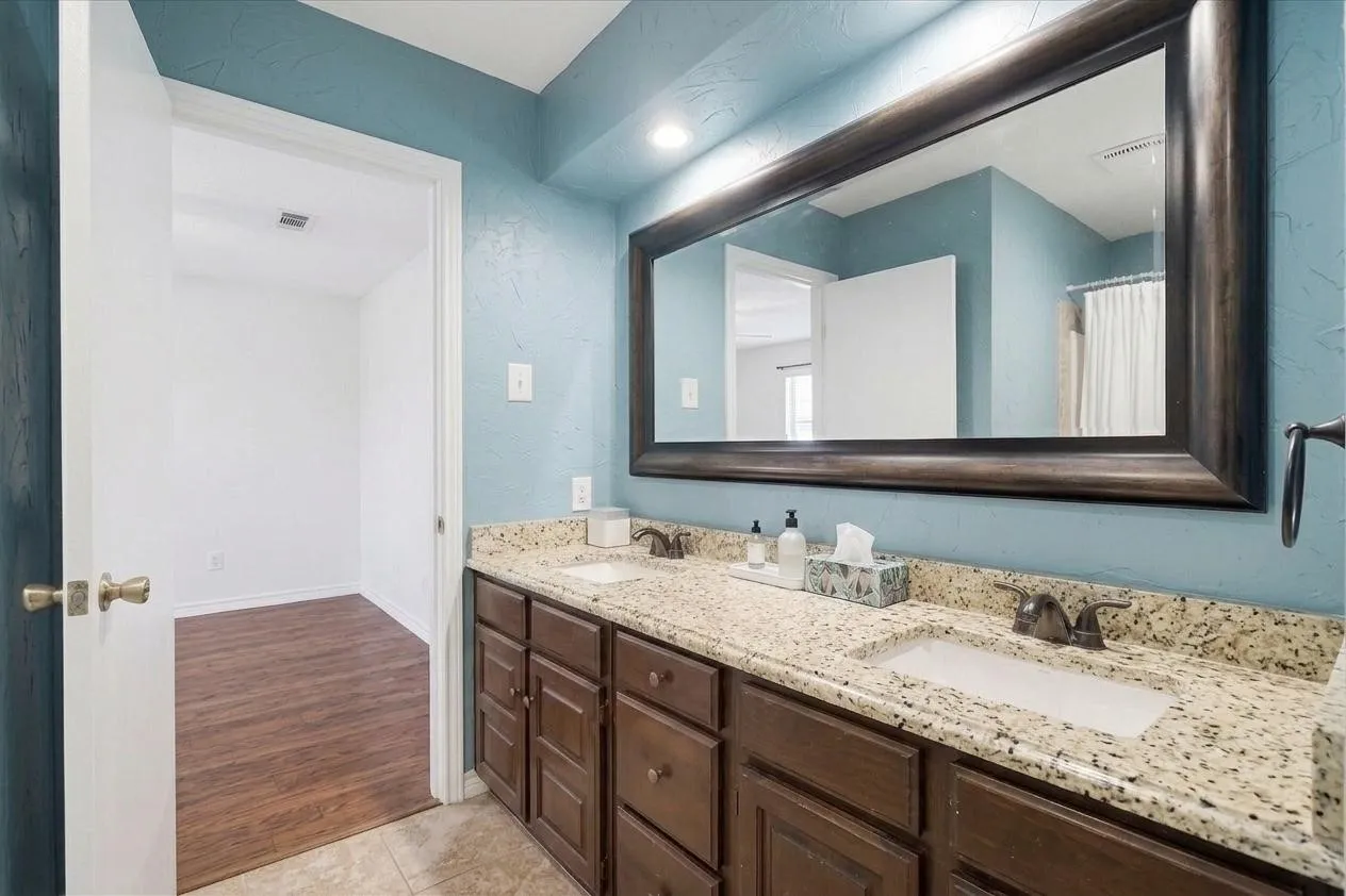 Single Family Residence For Sale in Tarrant County , 2816 N Creekwood Drive, Grapevine, Texas 76051, 3 Bedroom, 3 Bathroom, 2 Garage spaces, 2,420 Sqft, built in 1979, mls#21337875, Real Estate Agent in Grapevine, Homes For Sale in Tarrant county, Homes For Sale in Grapevine, Realtor in Grapevine Texas, Real Estate Brokerage Independent Realty Texas, Luminita Cordes Realtor