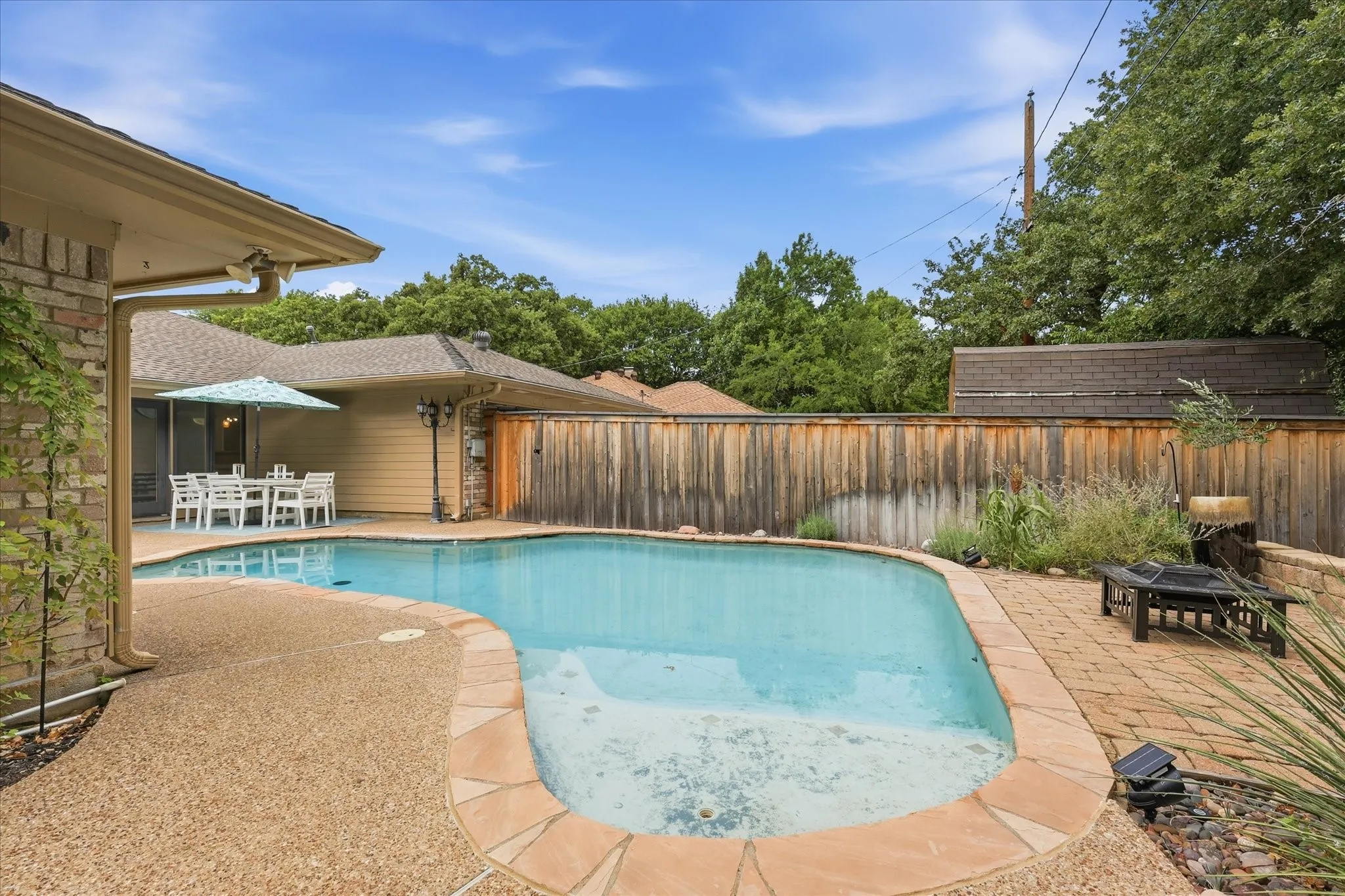 Single Family Residence For Sale in Tarrant County , 2816 N Creekwood Drive, Grapevine, Texas 76051, 3 Bedroom, 3 Bathroom, 2 Garage spaces, 2,420 Sqft, built in 1979, mls#21337875, Real Estate Agent in Grapevine, Homes For Sale in Tarrant county, Homes For Sale in Grapevine, Realtor in Grapevine Texas, Real Estate Brokerage Independent Realty Texas, Luminita Cordes Realtor