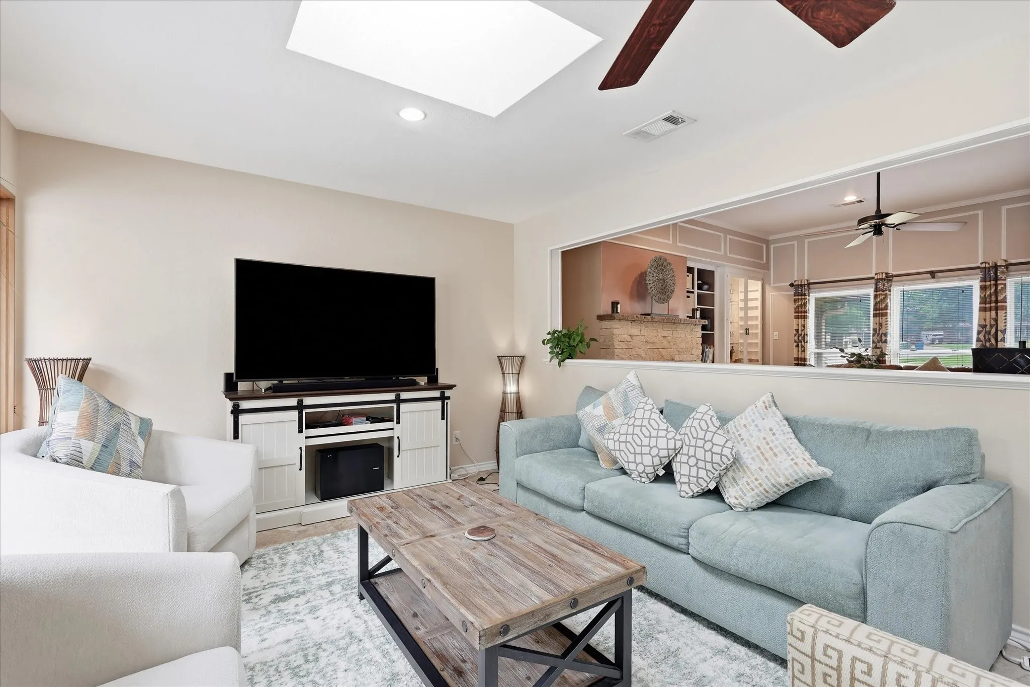 Single Family Residence For Sale in Tarrant County , 2816 N Creekwood Drive, Grapevine, Texas 76051, 3 Bedroom, 3 Bathroom, 2 Garage spaces, 2,420 Sqft, built in 1979, mls#21337875, Real Estate Agent in Grapevine, Homes For Sale in Tarrant county, Homes For Sale in Grapevine, Realtor in Grapevine Texas, Real Estate Brokerage Independent Realty Texas, Luminita Cordes Realtor