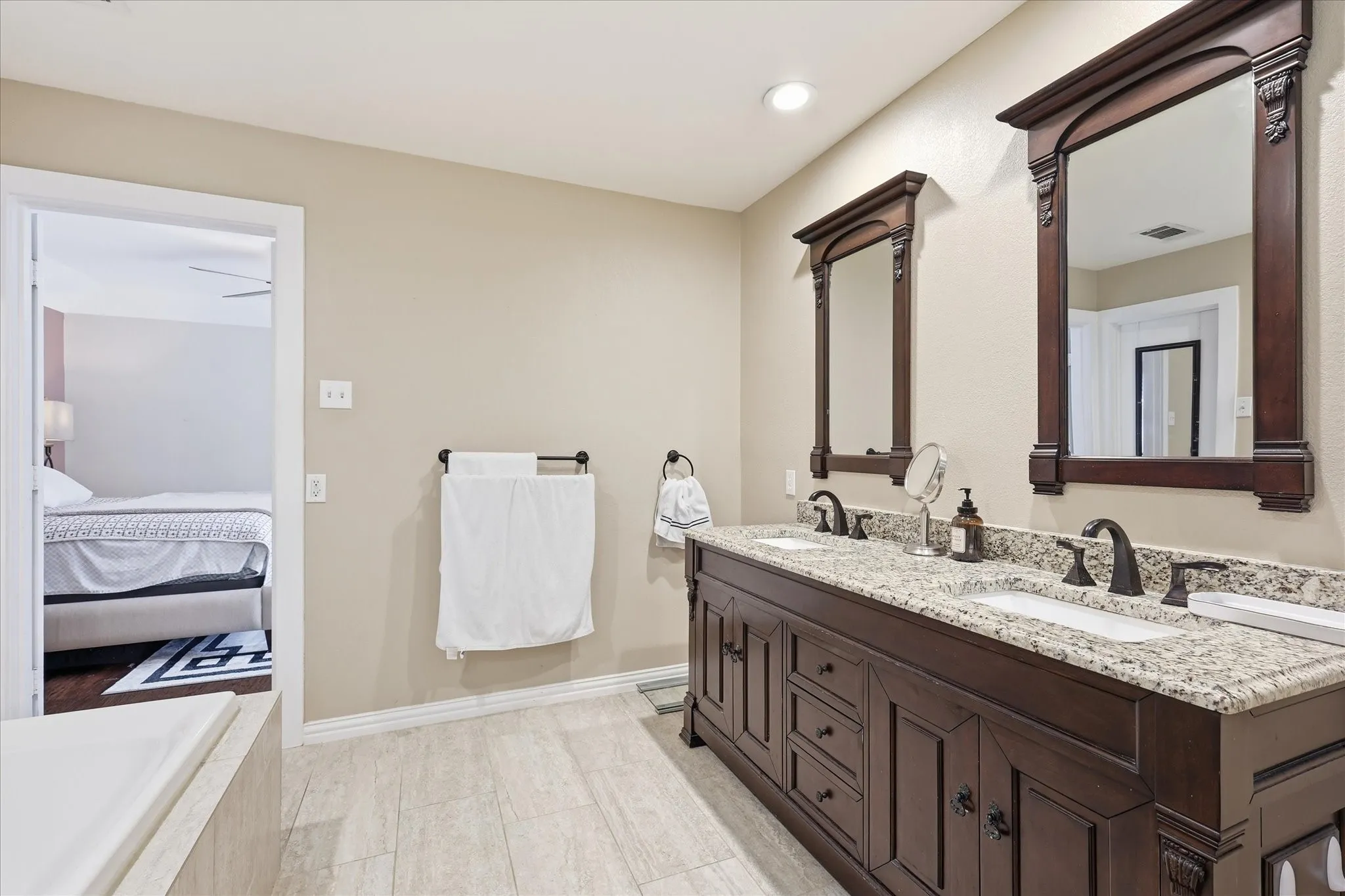Single Family Residence For Sale in Tarrant County , 2816 N Creekwood Drive, Grapevine, Texas 76051, 3 Bedroom, 3 Bathroom, 2 Garage spaces, 2,420 Sqft, built in 1979, mls#21337875, Real Estate Agent in Grapevine, Homes For Sale in Tarrant county, Homes For Sale in Grapevine, Realtor in Grapevine Texas, Real Estate Brokerage Independent Realty Texas, Luminita Cordes Realtor