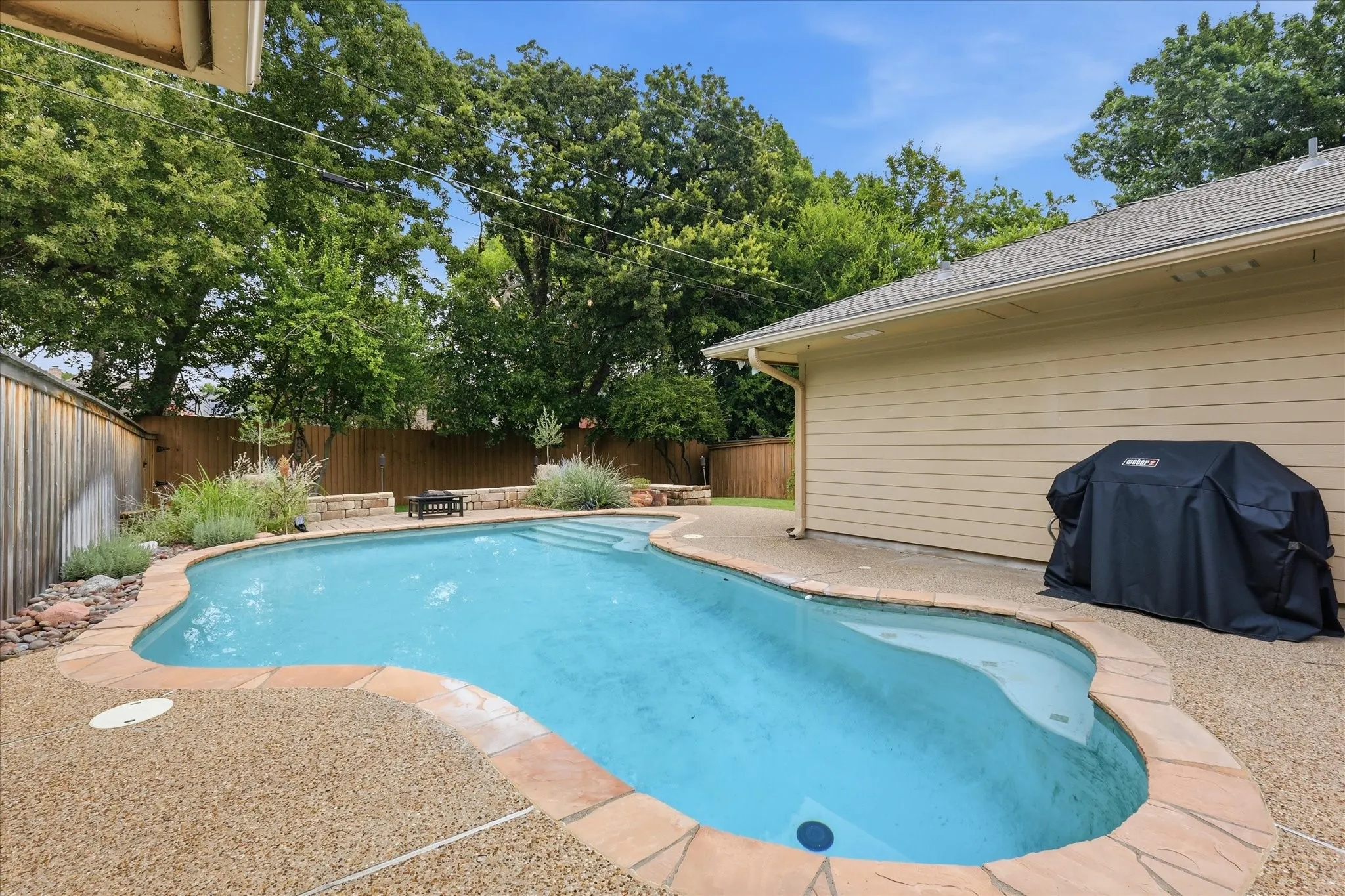 Single Family Residence For Sale in Tarrant County , 2816 N Creekwood Drive, Grapevine, Texas 76051, 3 Bedroom, 3 Bathroom, 2 Garage spaces, 2,420 Sqft, built in 1979, mls#21337875, Real Estate Agent in Grapevine, Homes For Sale in Tarrant county, Homes For Sale in Grapevine, Realtor in Grapevine Texas, Real Estate Brokerage Independent Realty Texas, Luminita Cordes Realtor
