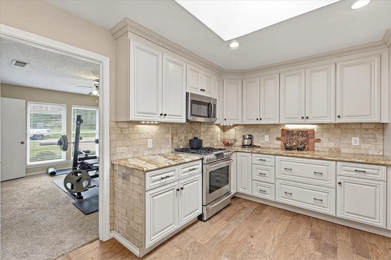 Single Family Residence For Sale in Tarrant County , 2816 N Creekwood Drive, Grapevine, Texas 76051, 3 Bedroom, 3 Bathroom, 2 Garage spaces, 2,420 Sqft, built in 1979, mls#21337875, Real Estate Agent in Grapevine, Homes For Sale in Tarrant county, Homes For Sale in Grapevine, Realtor in Grapevine Texas, Real Estate Brokerage Independent Realty Texas, Luminita Cordes Realtor