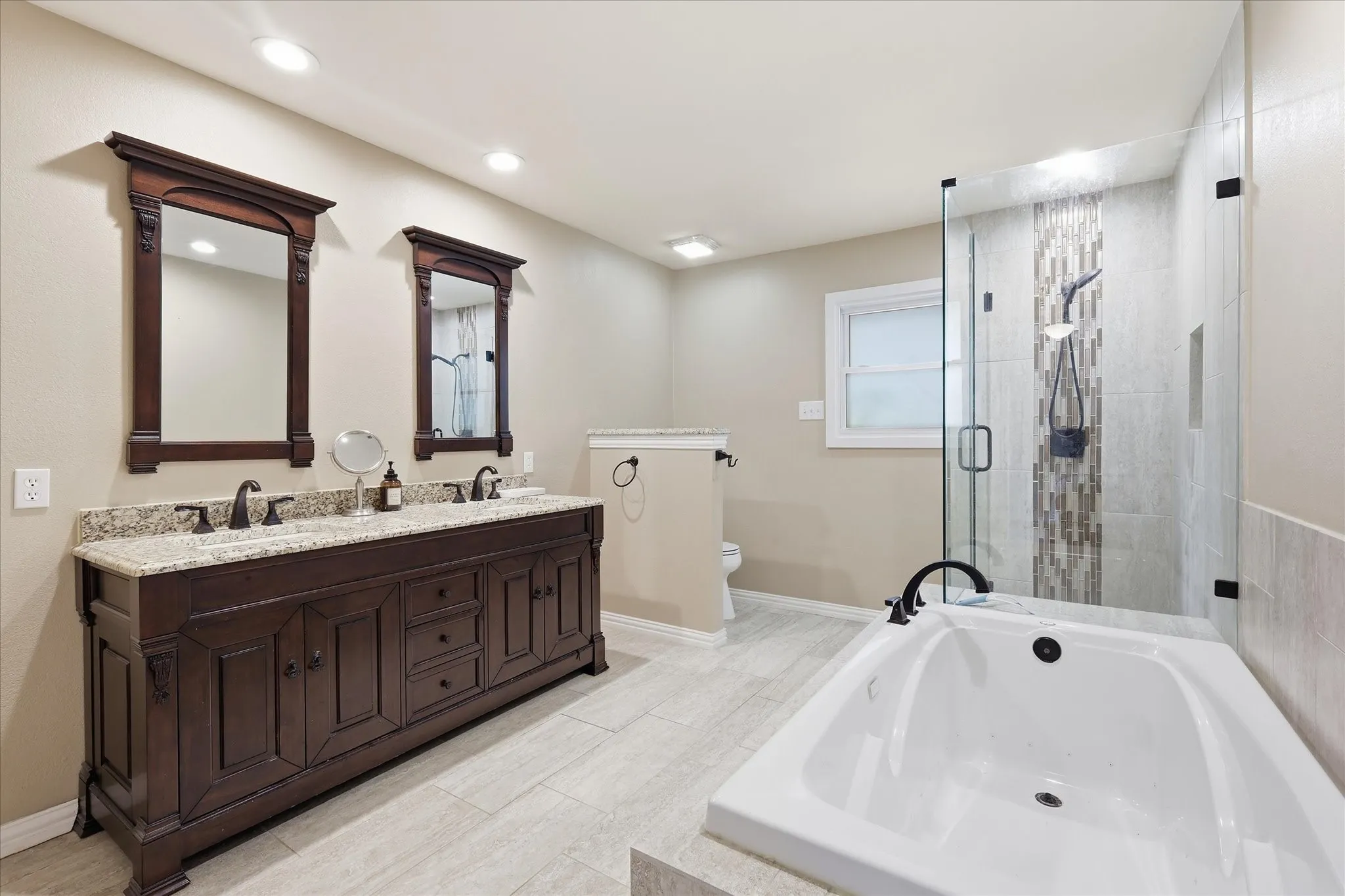 Single Family Residence For Sale in Tarrant County , 2816 N Creekwood Drive, Grapevine, Texas 76051, 3 Bedroom, 3 Bathroom, 2 Garage spaces, 2,420 Sqft, built in 1979, mls#21337875, Real Estate Agent in Grapevine, Homes For Sale in Tarrant county, Homes For Sale in Grapevine, Realtor in Grapevine Texas, Real Estate Brokerage Independent Realty Texas, Luminita Cordes Realtor